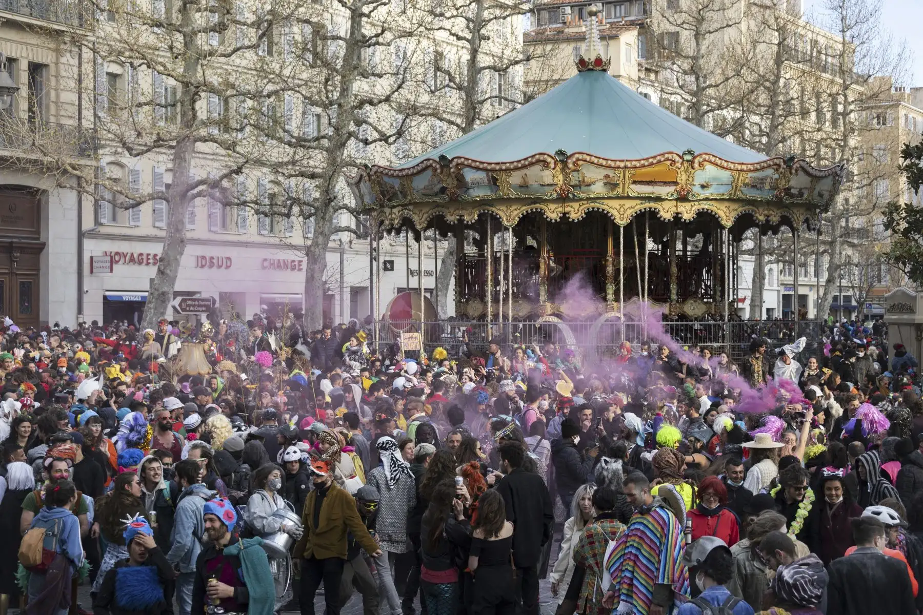 Miles de personas disfrutan de un carnaval improvisado y no autorizado en la calle Canebiere, en Marsella, sur de Francia, el 21 de marzo de 2021. Foto: AFP