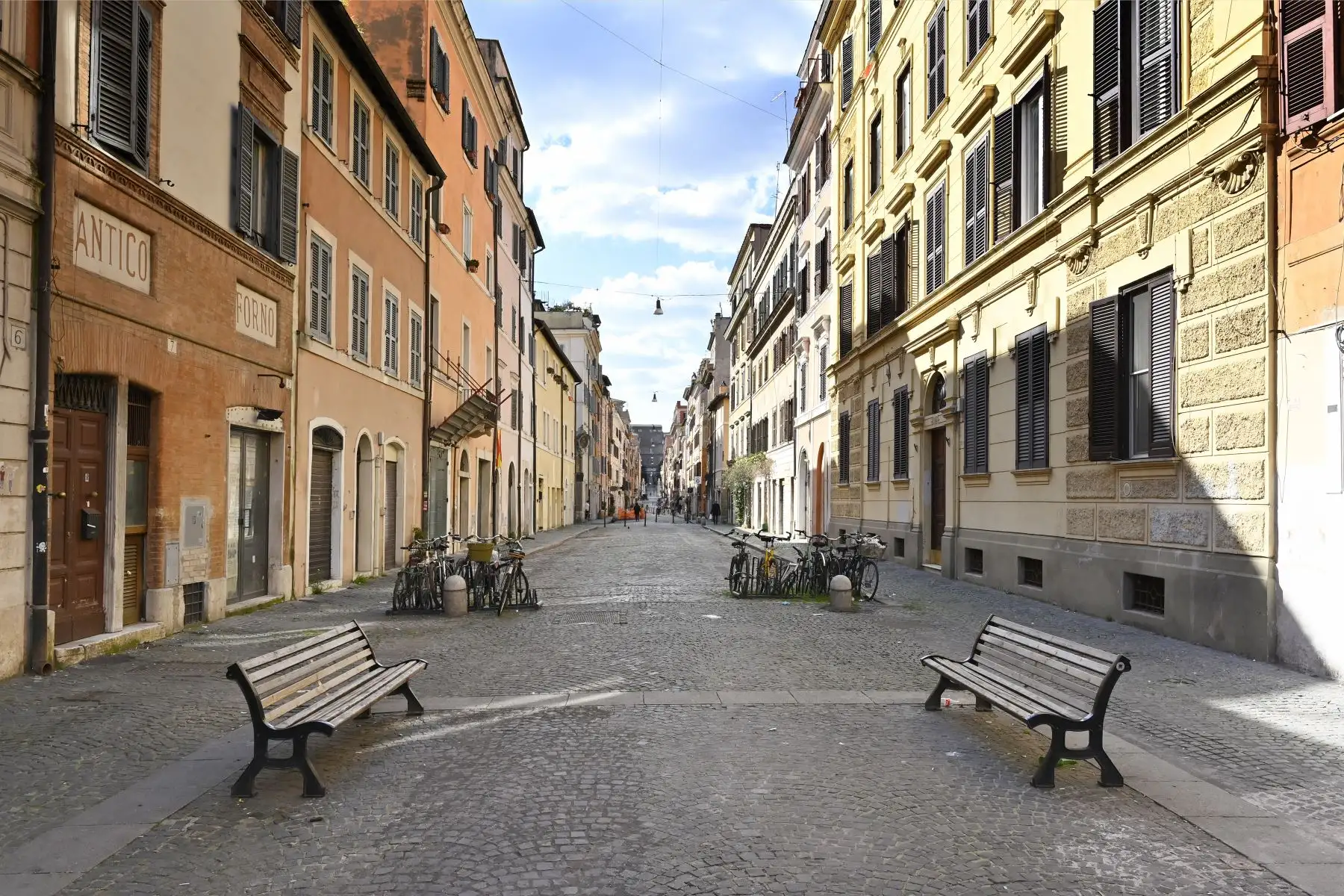 Una vista general muestra una pequeña callejuela de Borgo Pio generalmente pintoresca y desierta en Roma, el 20 de marzo de 2021, luego que un nuevo aumento en las infecciones por coronavirus generó que el gobierno cerrara escuelas, restaurantes y tiendas en la mayor parte de Italia. Foto: AFP