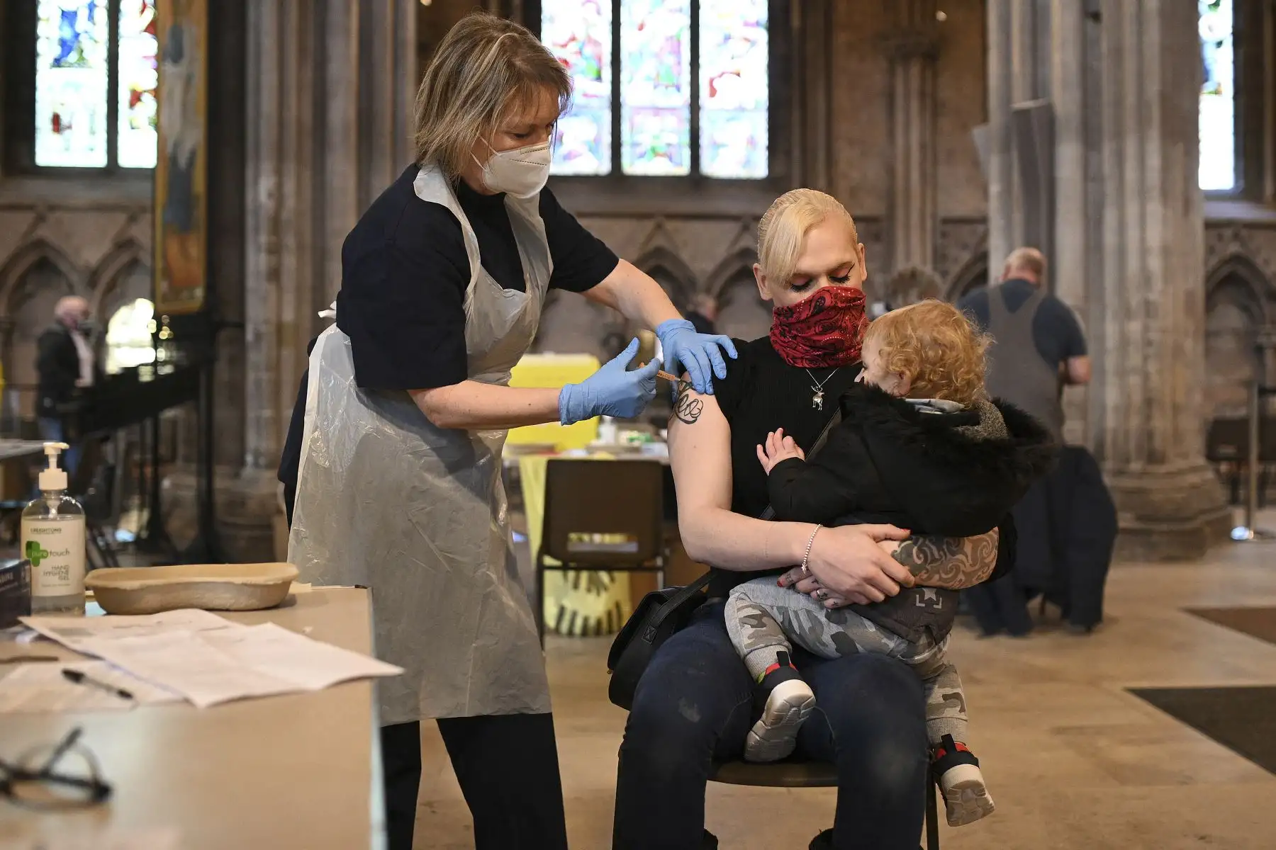 El público recibe una dosis de la vacuna AstraZeneca Oxford Covid-19 en la catedral de Lichfield, que se ha convertido en un centro de vacunación temporal, en Lichfield, en el centro de Inglaterra, el 18 de marzo de 2021. Foto: AFP