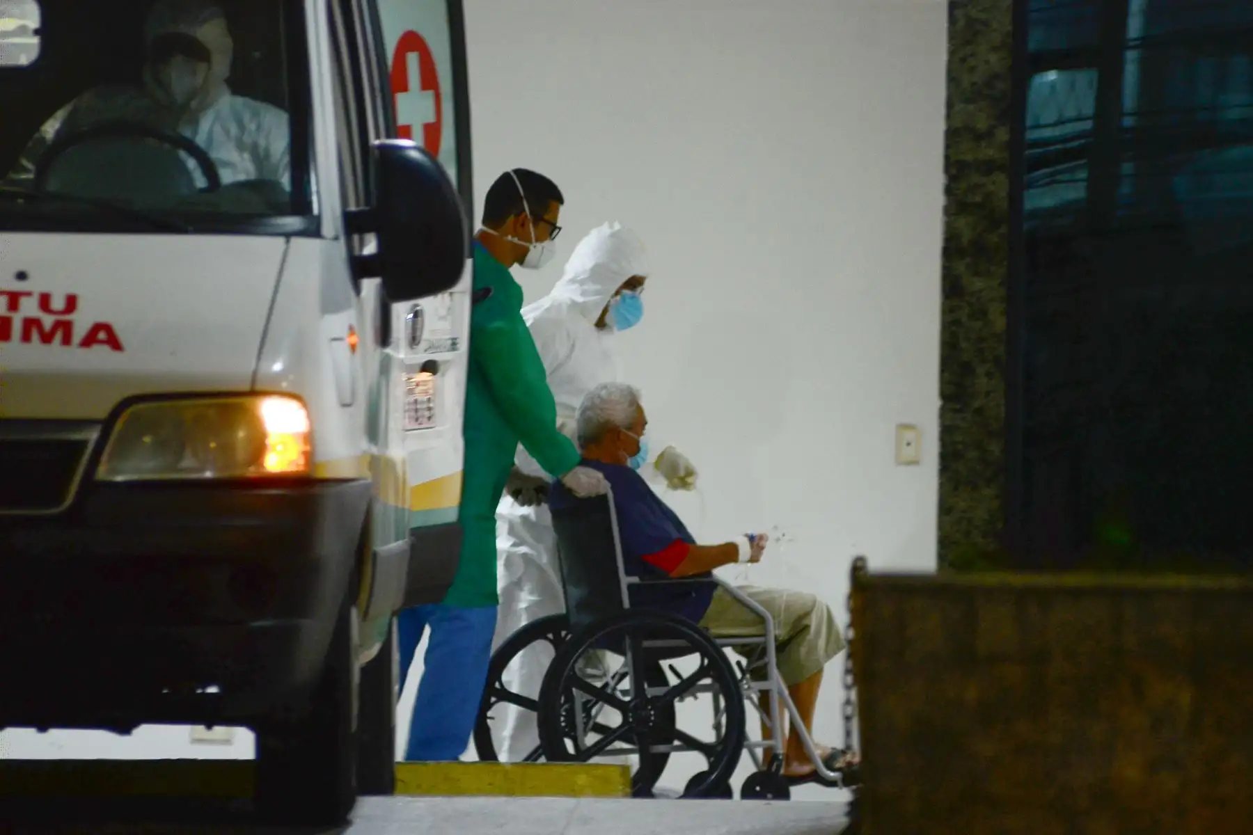 Enfermeros reciben a pacientes en el hospital para atención de covid-19 Boa Viagem hoy en Recife Brasil. Foto: EFE