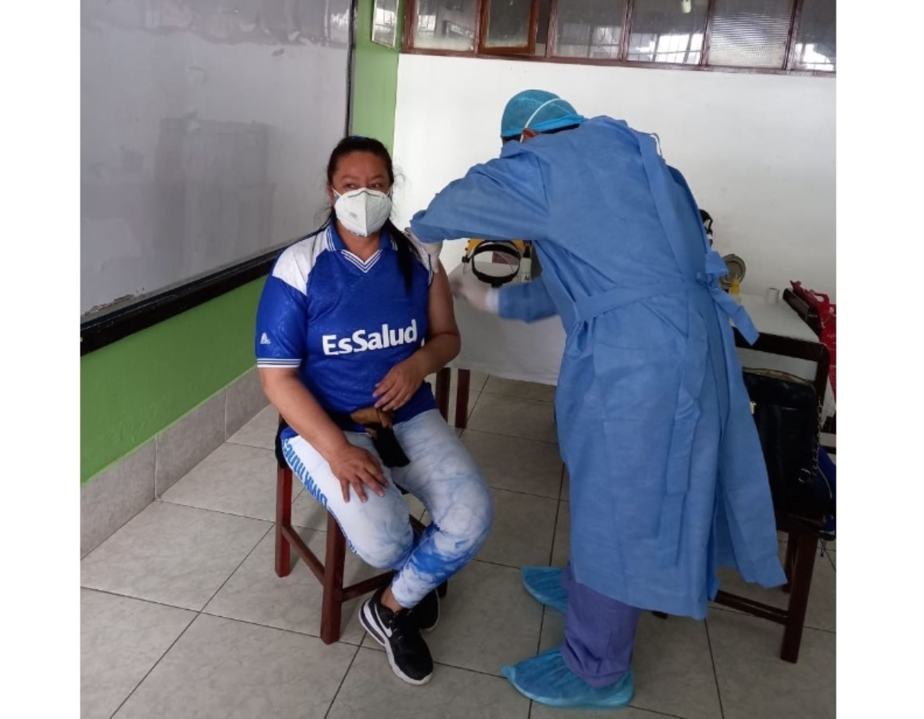 EsSalud culmina con la aplicación de la segunda dosis de vacuna contra la covid-19 a su personal de primera línea de Amazonas. ANDINA/Difusión
