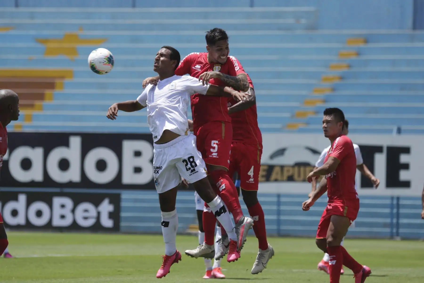 J. de la Cruz de Binacional disputa un balón aéreo ante F. Duclós de Sport Huancayo por la segunda fecha de la Liga 1, en el estadio Alberto Gallardo. Foto: Liga 1