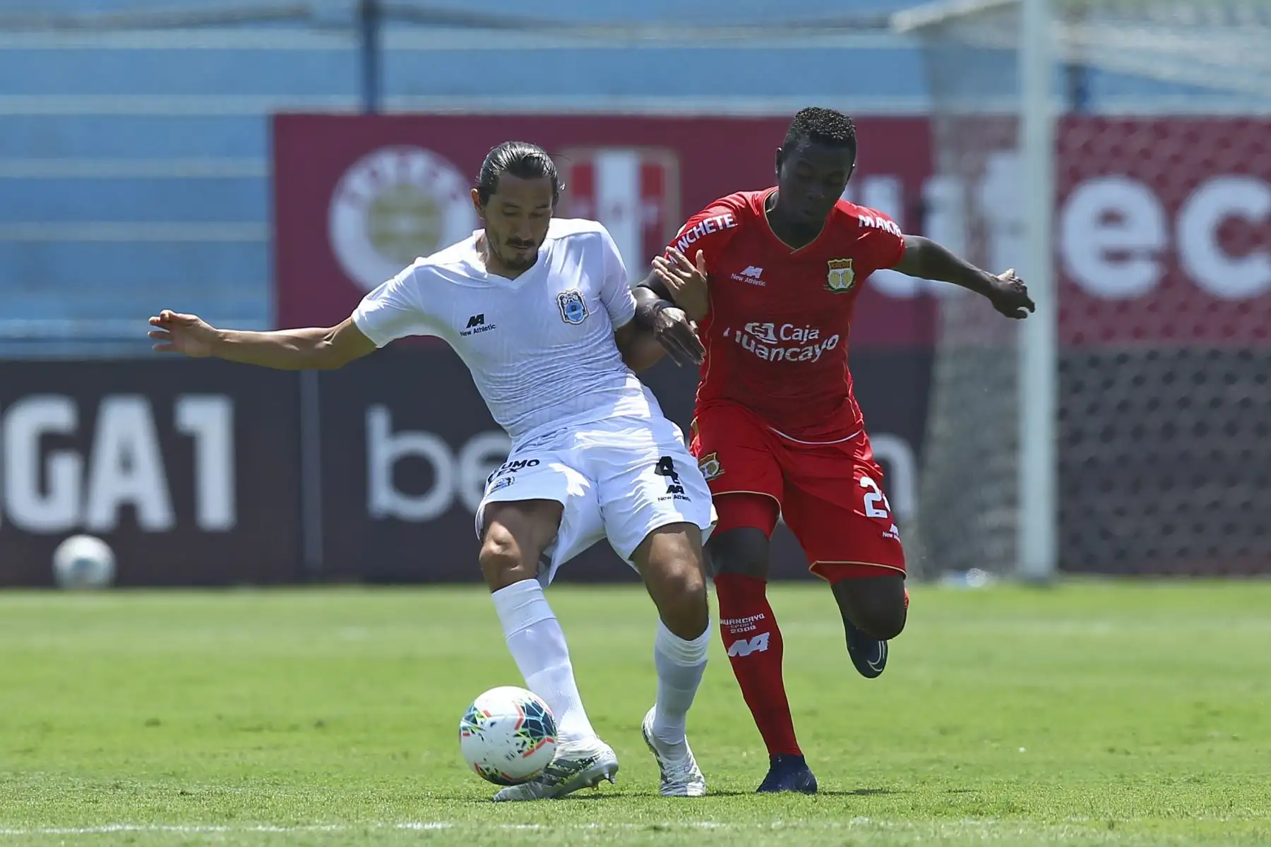 A. Romero de Binacional disputa un balón aéreo ante su rival de Sport Huancayo por la segunda fecha de la Liga 1, en el estadio Alberto Gallardo. Foto: Liga 1