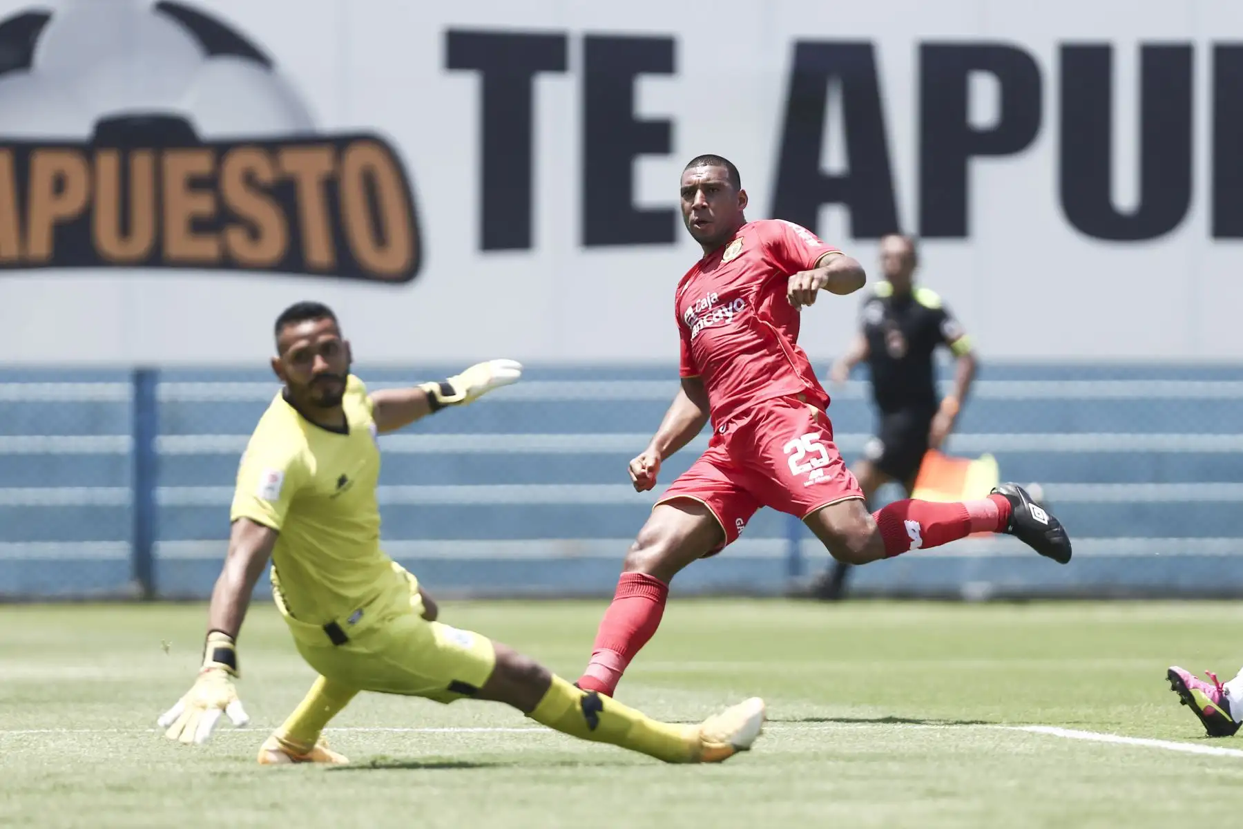 Giancarlo Carmona de Sport Huancayo anota otro gol ante Binacional por la segunda fecha de la Liga 1, en el estadio Alberto Gallardo. Foto: Liga 1
