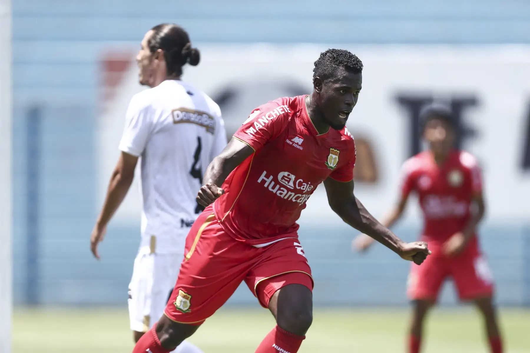 Jarlín Quintero de Sport Huancayo anota otro gol ante Binacional por la segunda fecha de la Liga 1, en el estadio Alberto Gallardo. Foto: Liga 1