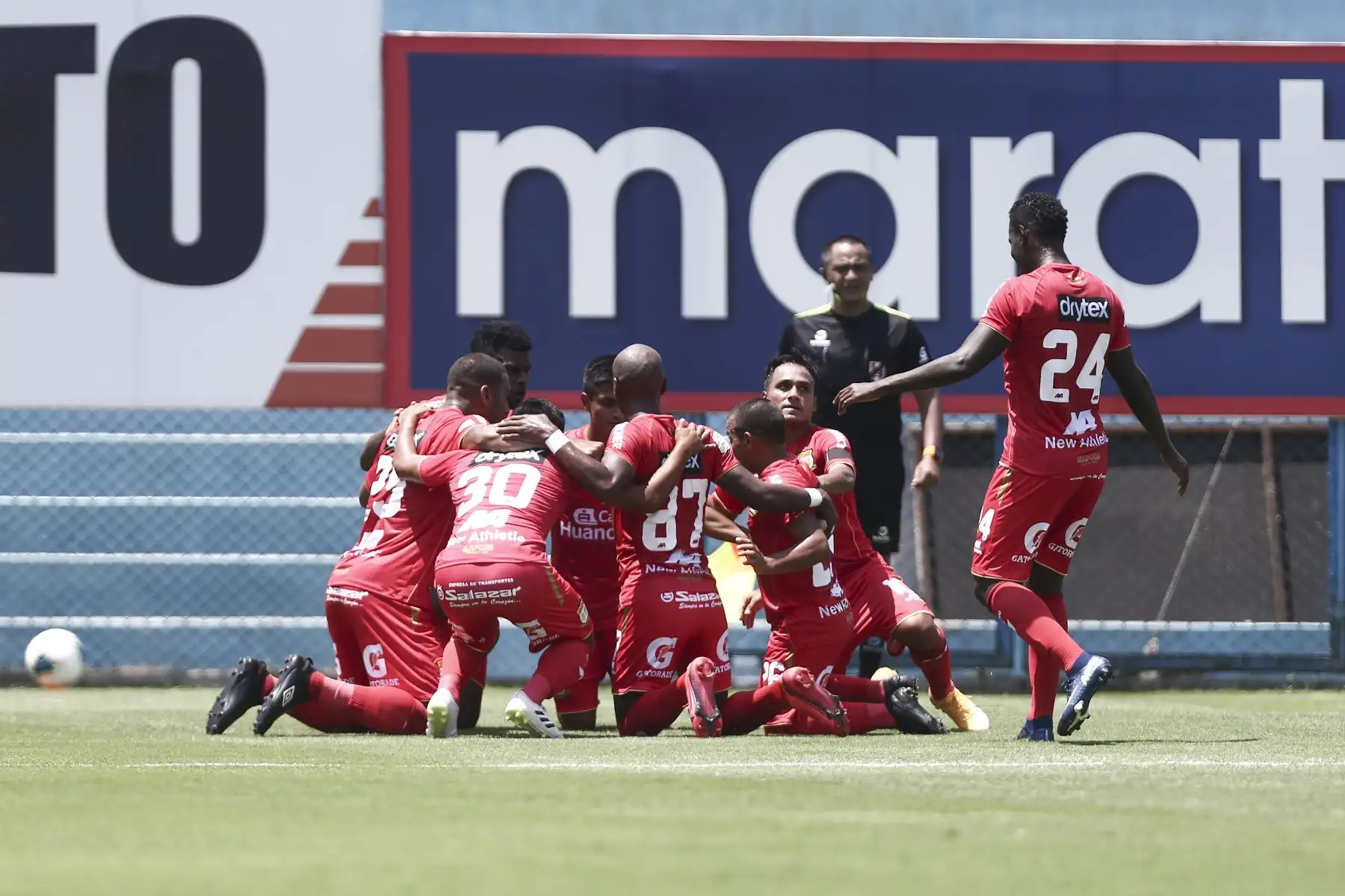 Marcos Lliuya del Sport Huancayo marca el primer gol ante Binacional por la segunda fecha de la Liga 1, en el estadio Alberto Gallardo. Foto: Liga 1