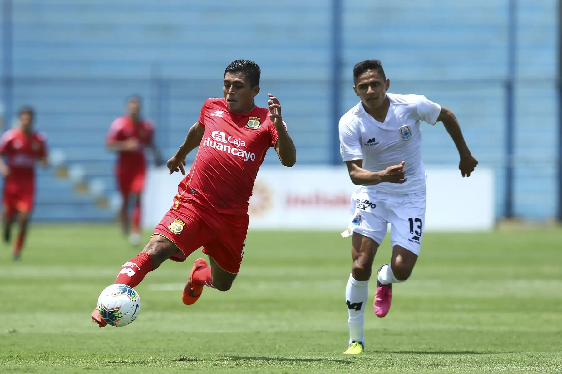F. Mesones de Binacional corre a la marca de su rival de Sport Huancayo por la segunda fecha de la Liga 1, en el estadio Alberto Gallardo. Foto: Liga 1