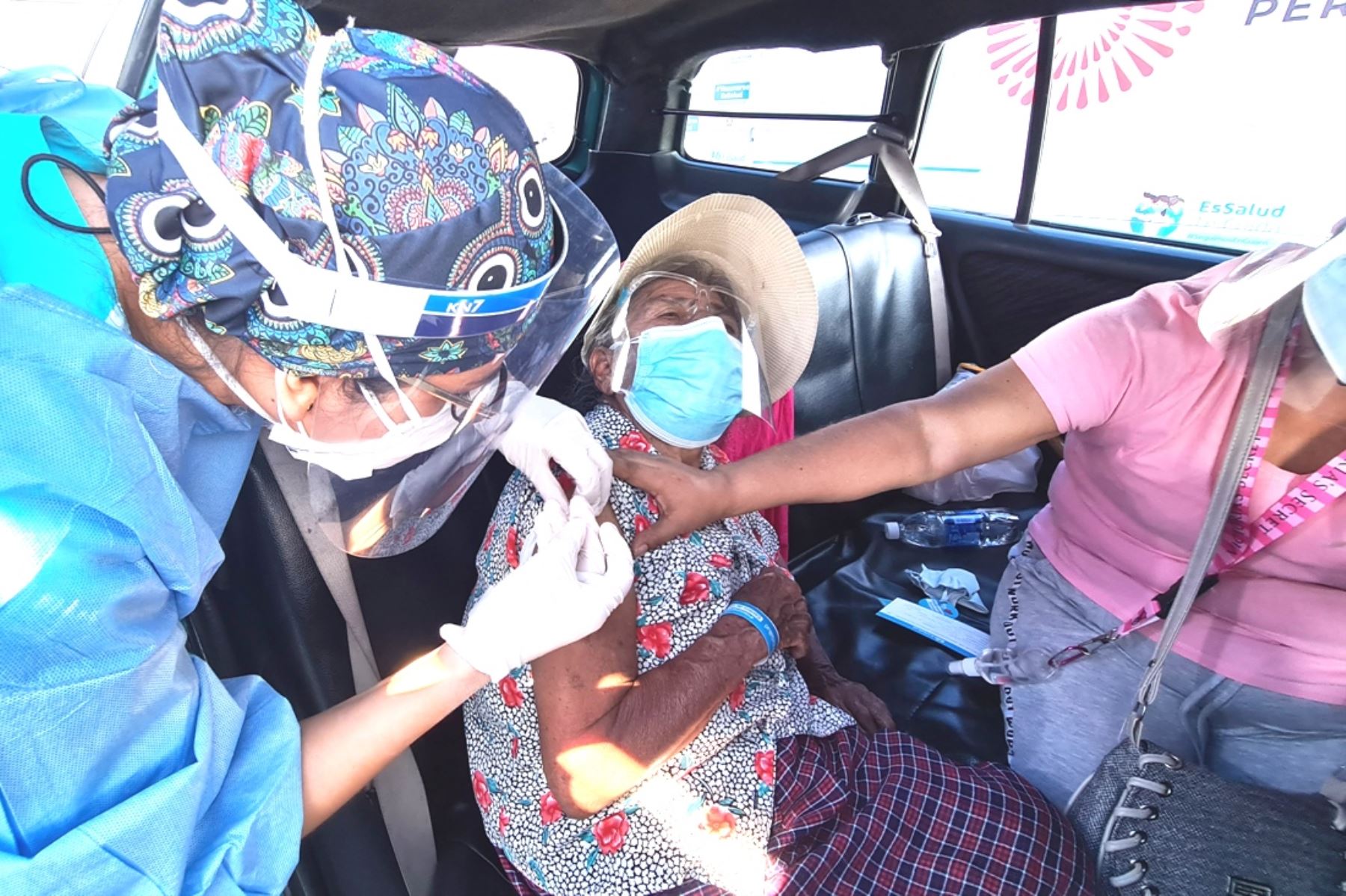 EsSalud continúa inoculando a adultos mayores con tercer lote de vacunas. Foto: ANDINA/Difusión.