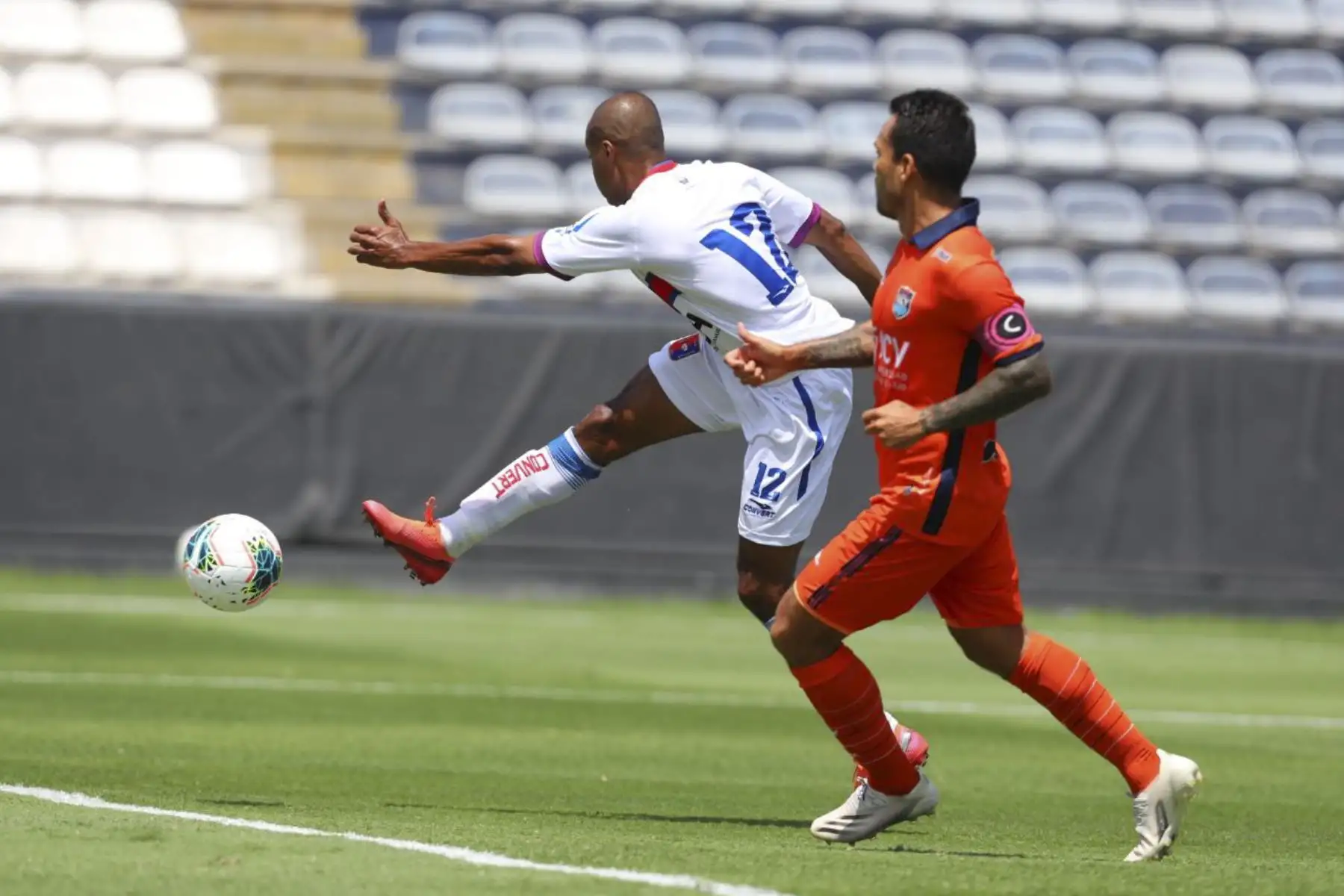 D. Ismodes de Alianza Universidad dispara ante la portería de Cesar Vallejo por la segunda jornada de la Liga 1, en el estadio Alejandro Villanueva. Foto: Liga 1