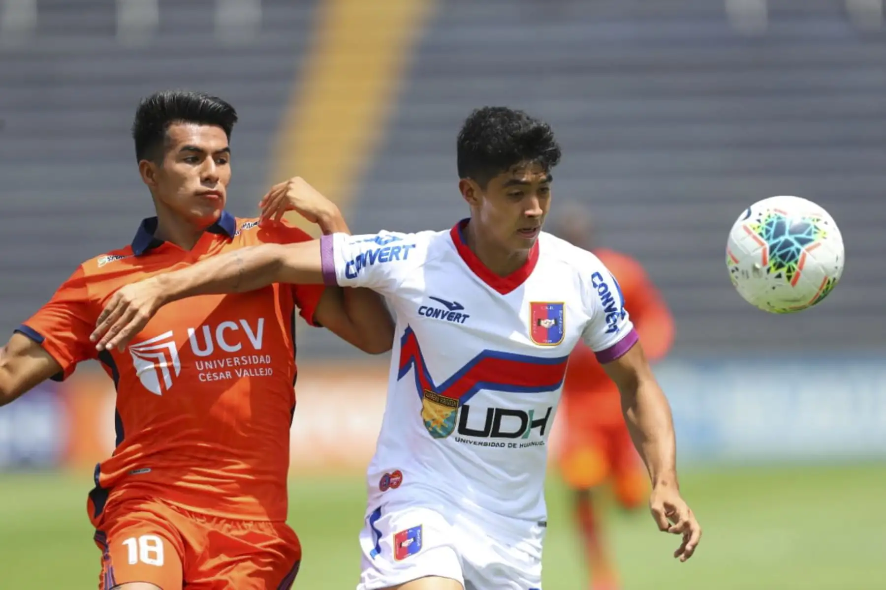 E. Morillo de Cesar Vallejo marca a su rival de Alianza Universidad durante la segunda fecha de la Liga 1, en el estadio Alejandro Villanueva. Foto: Liga 1