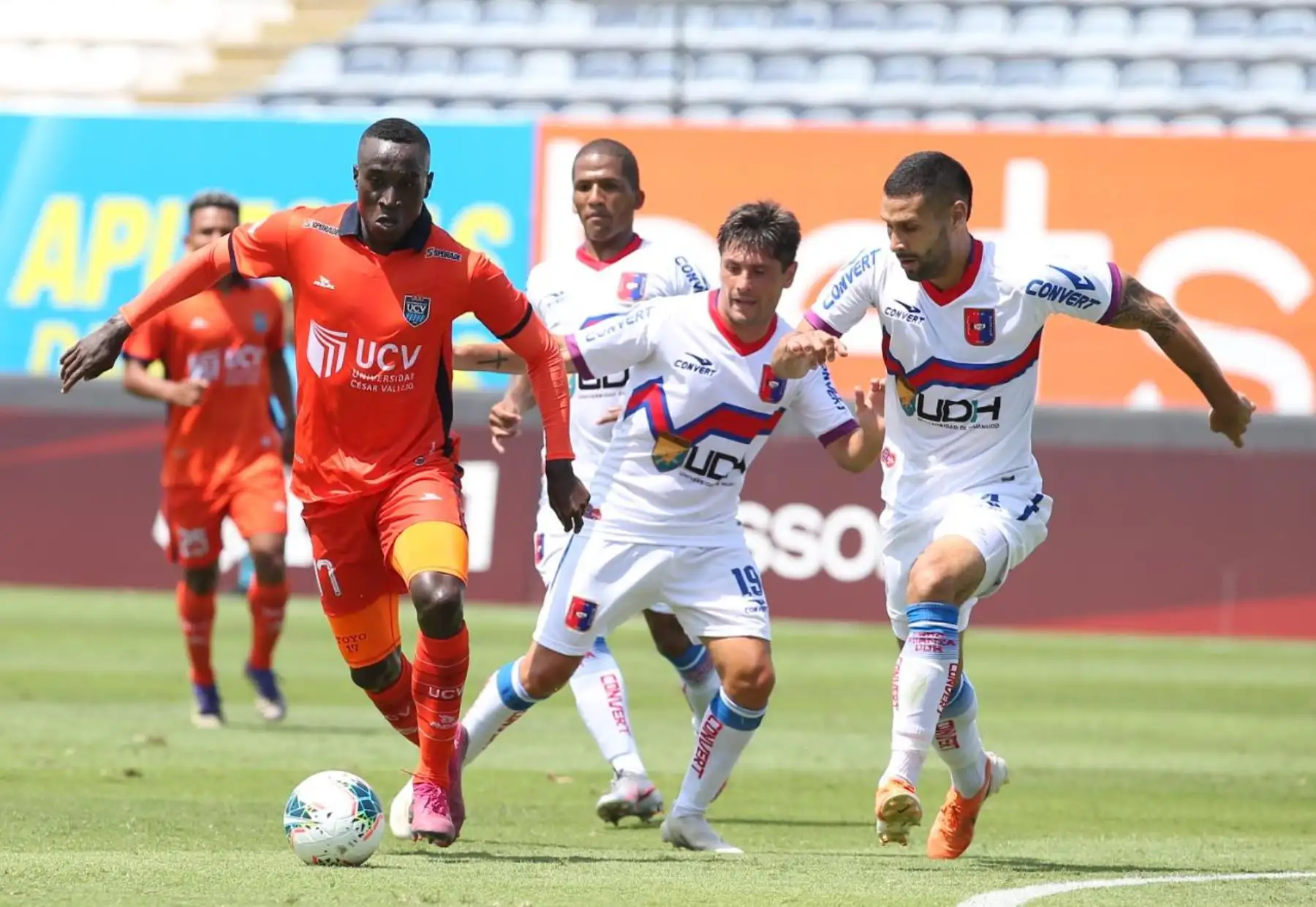 Y. Mena de Cesar Vallejo conduce el balón ante de la marca de D. Manicero de Alianza Universidad por la segunda fecha de la Liga 1, en el estadio Alejandro Villanueva. Foto: Liga 1