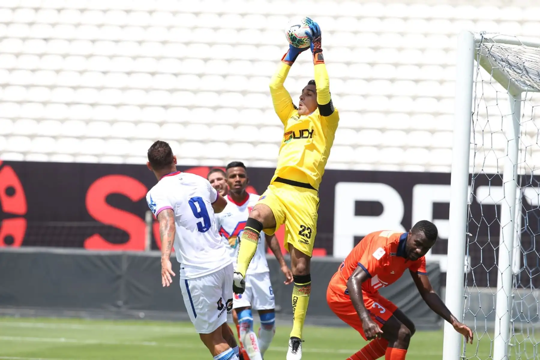 El portero D. Morales de Alianza Universidad atrapa el balón ante el ataque de Cesar Vallejo durante segunda fecha de la Liga 1, en el estadio Alejandro Villanueva. Foto: Liga 1