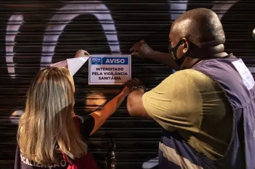 Entre tanto, la vacunación avanza lentamente, con recurrentes faltas de dosis y la perspectiva de un agotamiento de los insumos necesarios para la intubación de pacientes. Foto: AFP