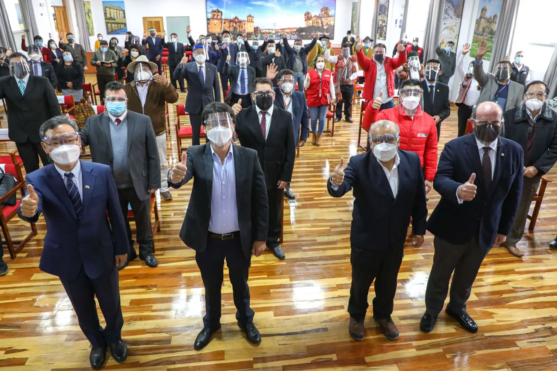 El ministro de Transportes, Eduardo Gonzalez se reunió en el distrito de Chinchero con el embajador de Corea y representantes de la empresa encargada del movimiento de tierras del futuro aeropuerto.
Foto: MTC