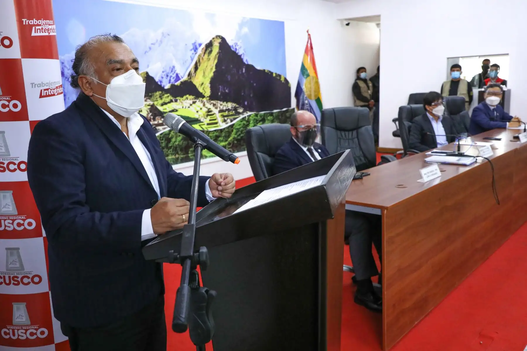 El ministro de Transportes, Eduardo Gonzalez se reunió en el distrito de Chinchero con el embajador de Corea y representantes de la empresa encargada del movimiento de tierras del futuro aeropuerto.
Foto: MTC