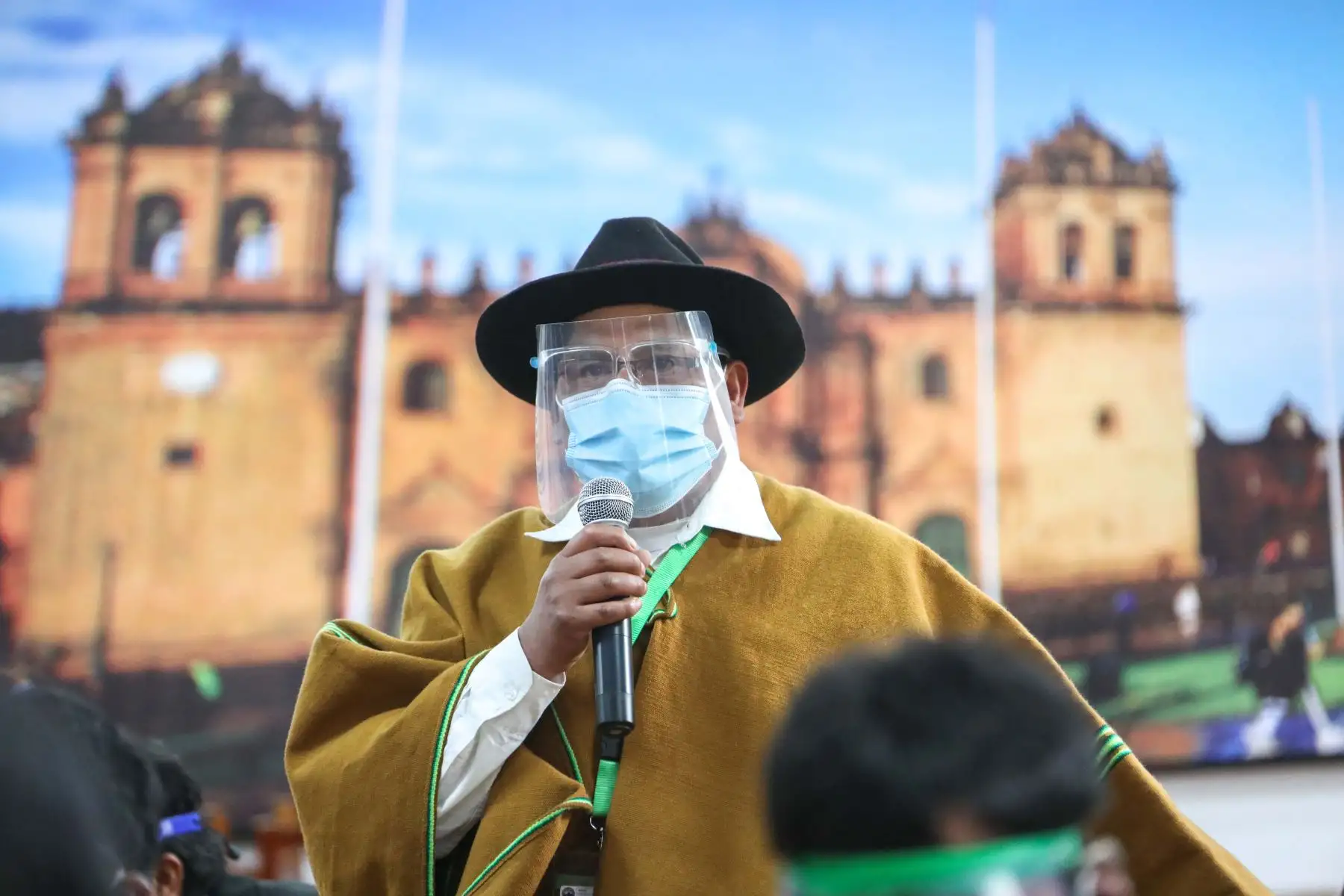 El ministro de Transportes, Eduardo Gonzalez se reunió en el distrito de Chinchero con el embajador de Corea y representantes de la empresa encargada del movimiento de tierras del futuro aeropuerto.
Foto: MTC
