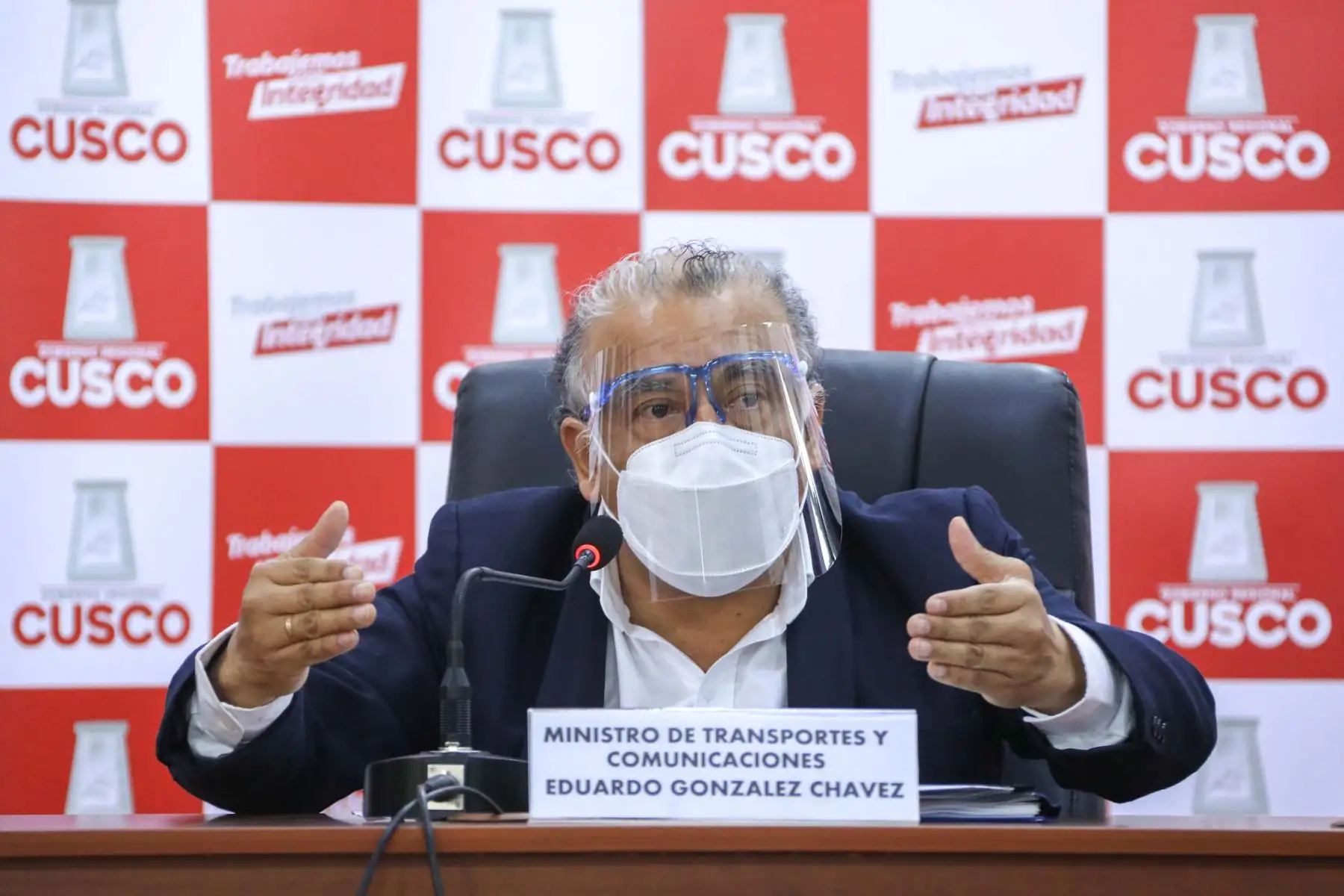 El ministro de Transportes, Eduardo Gonzalez se reunió en el distrito de Chinchero con el embajador de Corea y representantes de la empresa encargada del movimiento de tierras del futuro aeropuerto.
Foto: MTC
