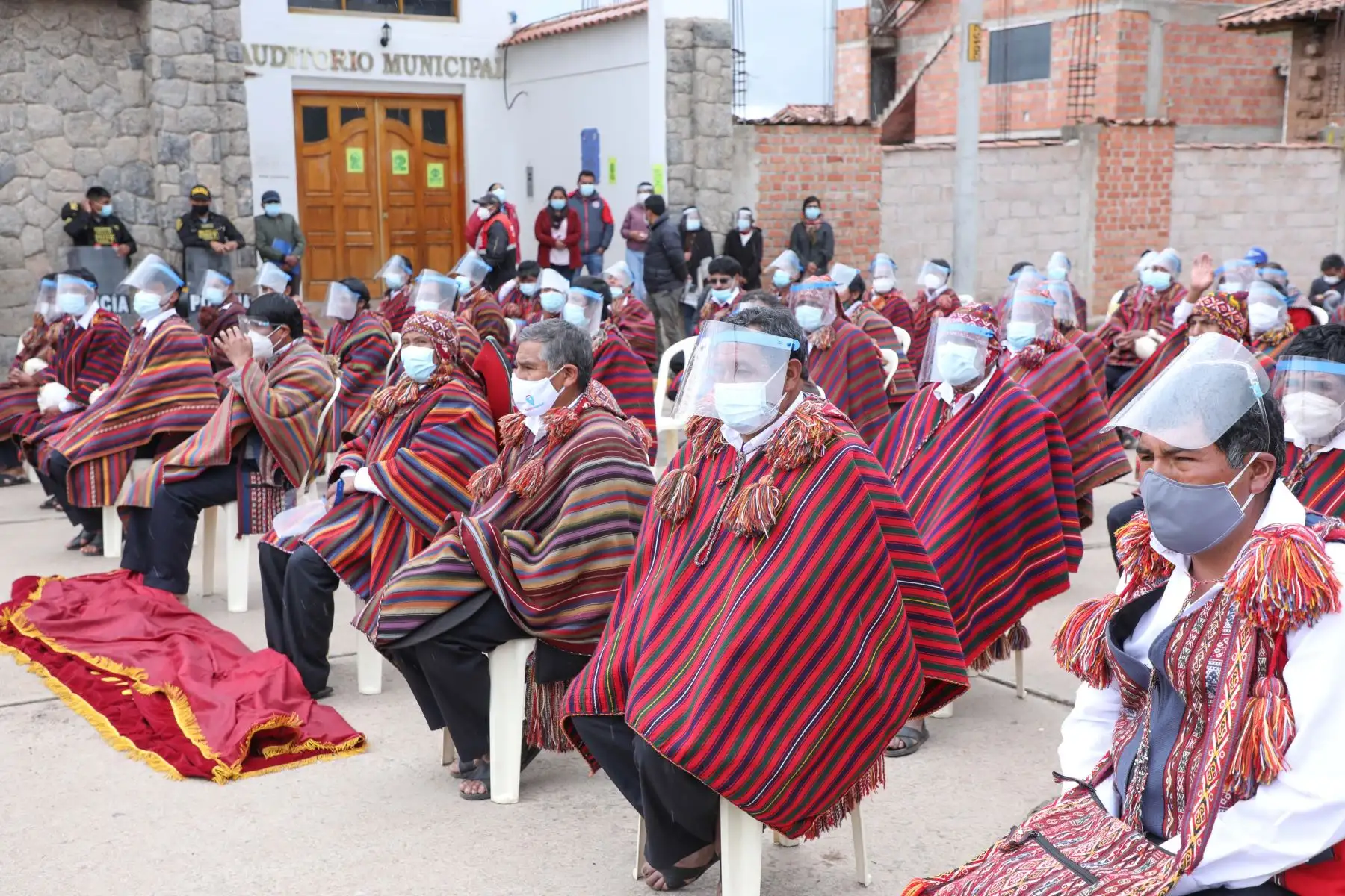 El ministro de Transportes, Eduardo Gonzalez se reunió en el distrito de Chinchero con el embajador de Corea y representantes de la empresa encargada del movimiento de tierras del futuro aeropuerto.
Foto: MTC