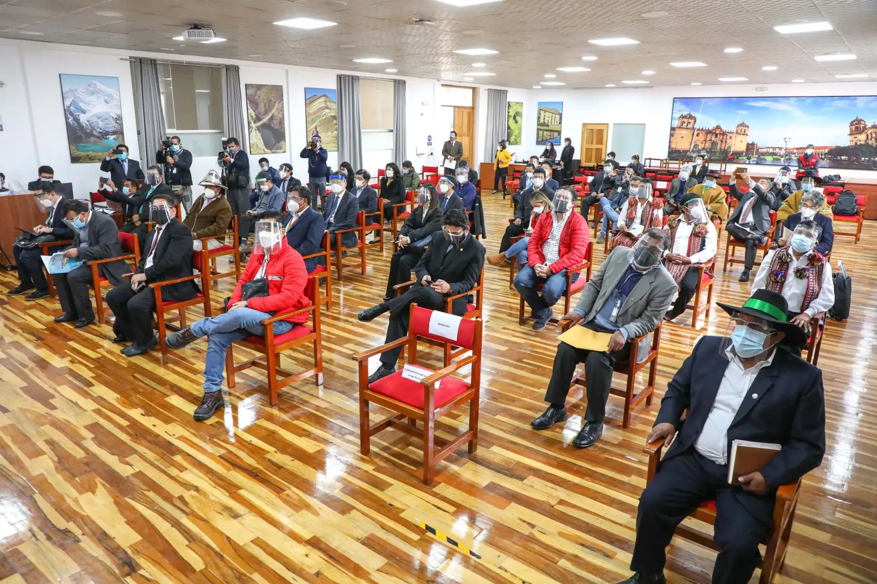 El ministro de Transportes, Eduardo Gonzalez se reunió en el distrito de Chinchero con el embajador de Corea y representantes de la empresa encargada del movimiento de tierras del futuro aeropuerto.
Foto: MTC