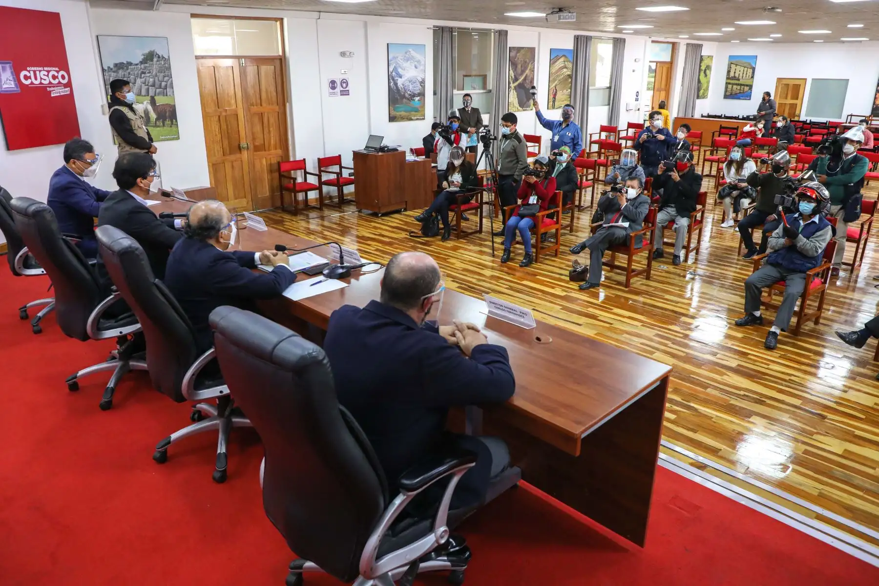 El ministro de Transportes, Eduardo Gonzalez se reunió en el distrito de Chinchero con el embajador de Corea y representantes de la empresa encargada del movimiento de tierras del futuro aeropuerto.
Foto: MTC