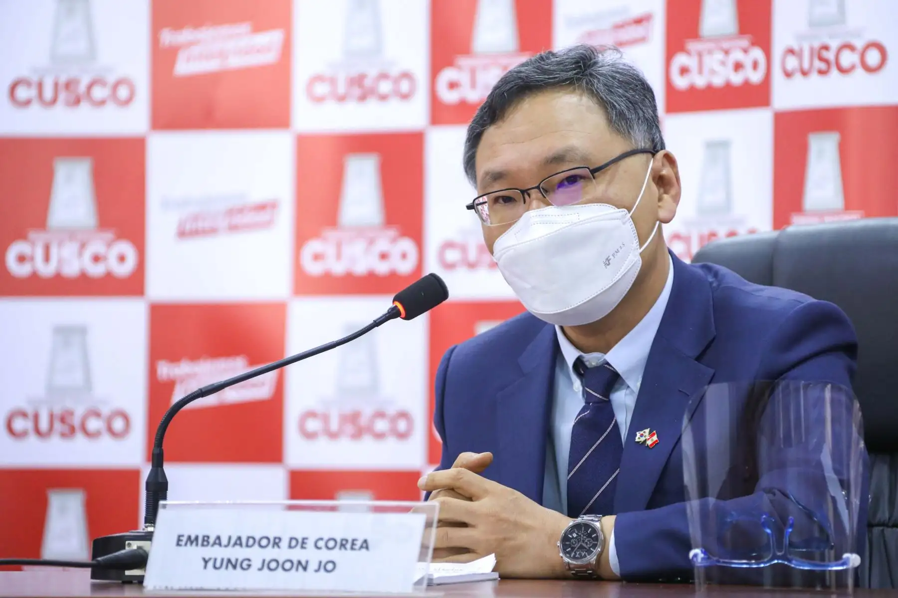 El ministro de Transportes, Eduardo Gonzalez se reunió en el distrito de Chinchero con el embajador de Corea y representantes de la empresa encargada del movimiento de tierras del futuro aeropuerto.
Foto: MTC