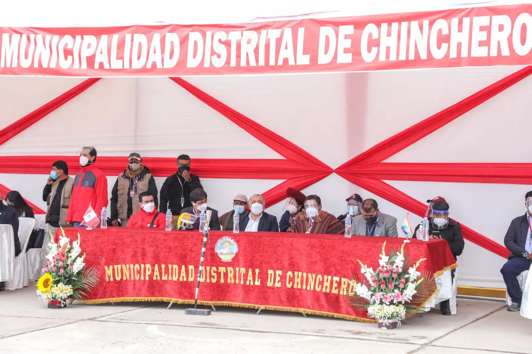 El ministro de Transportes, Eduardo Gonzalez se reunió en el distrito de Chinchero con el embajador de Corea y representantes de la empresa encargada del movimiento de tierras del futuro aeropuerto.
Foto: MTC