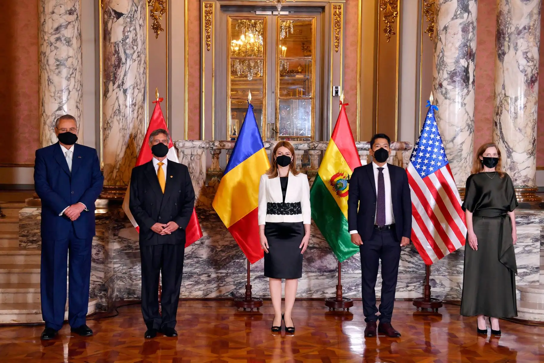 El Canciller Allan Wagner participó en la ceremonia de presentación de cartas credenciales de la Embajadora de Rumanía, Camelia Ion-Radu, el Embajador de Bolivia, Carlos Aparicio Vedia, y la Embajadora de los EEUU, Lisa Suzanne Kenna, ante el señor Presidente Francisco Sagasti. Foto: ANDINA/ Cancilleria
.