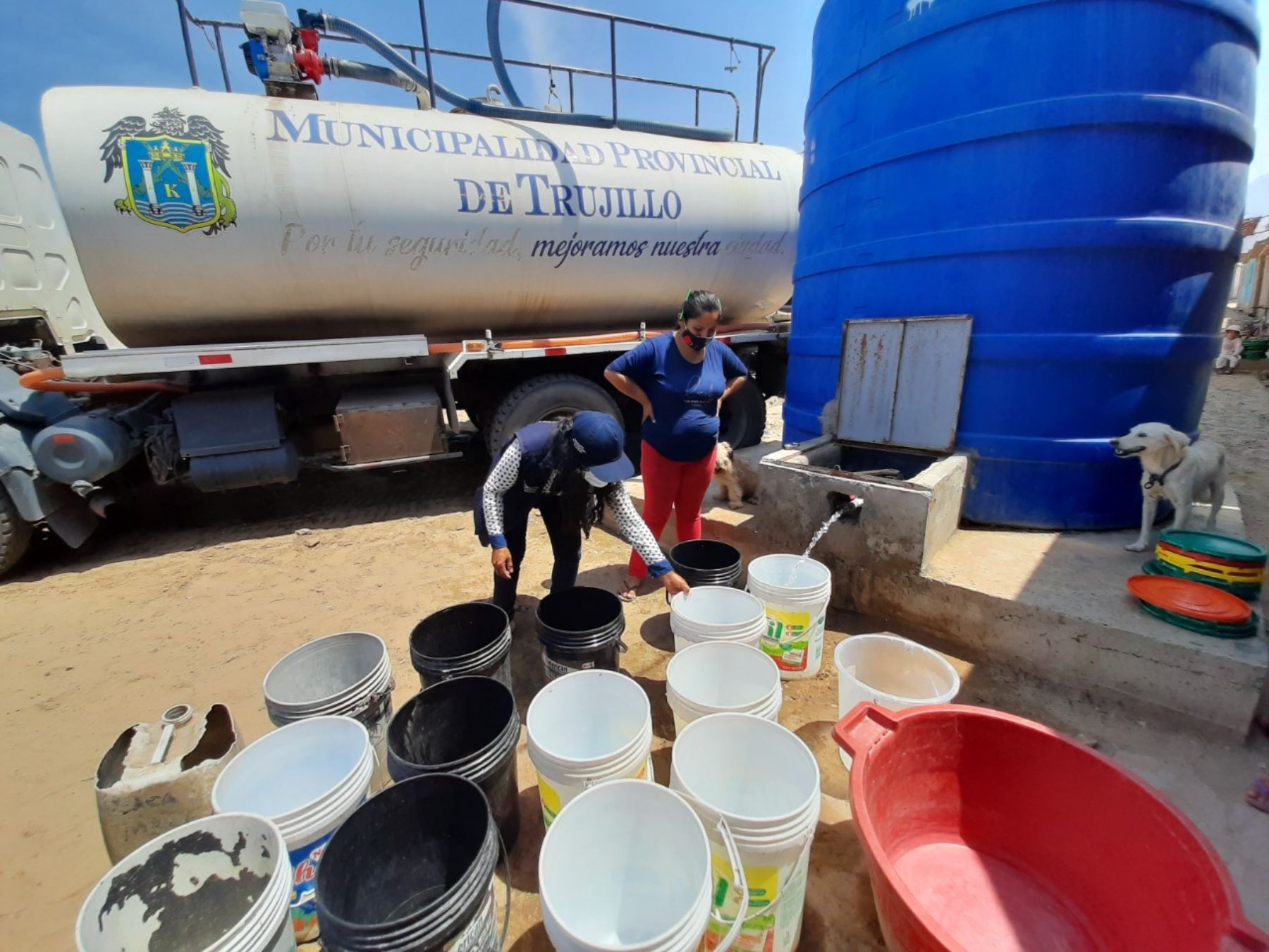 Municipalidad deTrujillo distribuirá más de 13 millones de litros de agua potable en zonas vulnerables de dicha provincia ubicada en La Libertad que carece de este vital servicio. ANDINA/Difusión