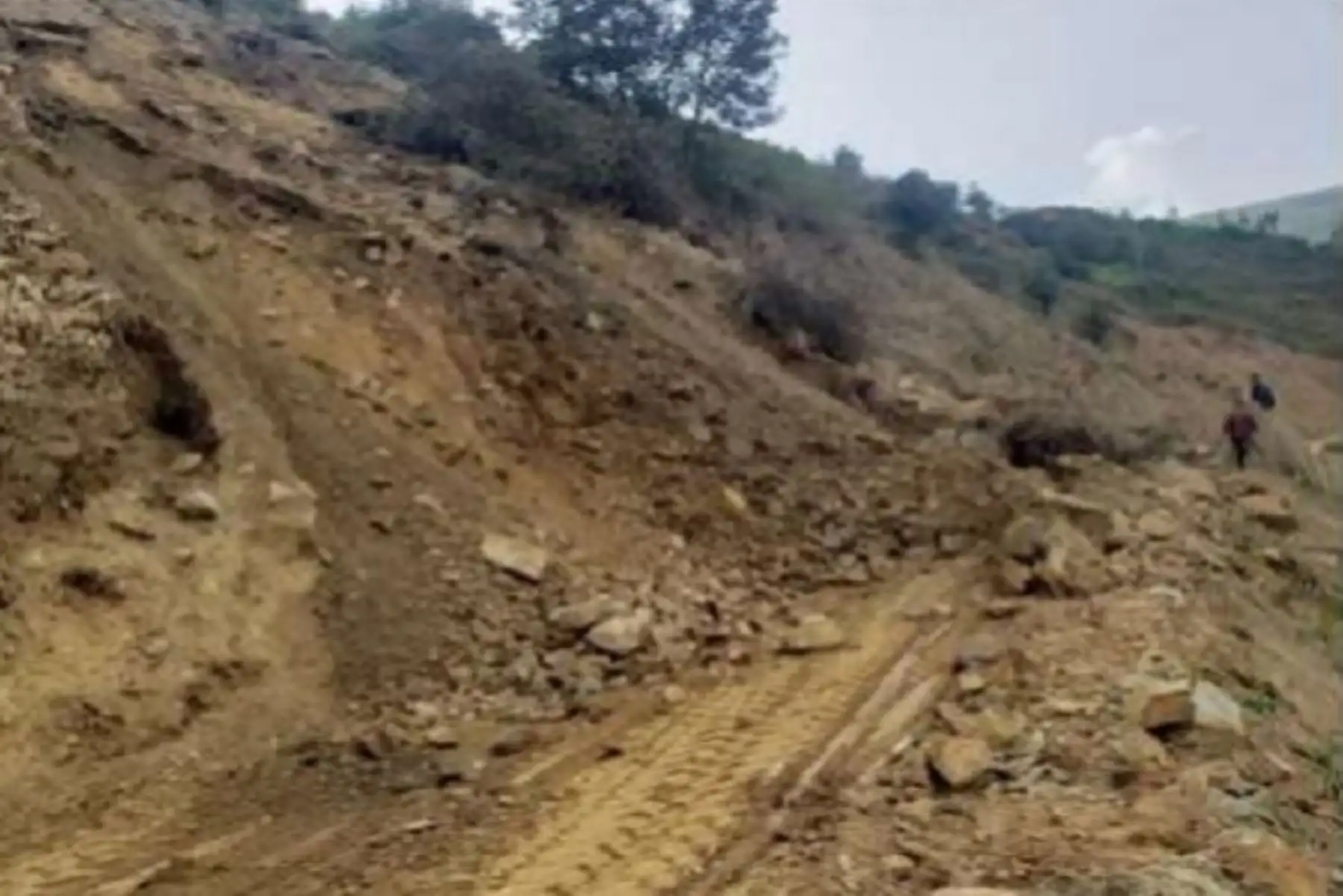 La carretera Marcapuyán.se está utilizando como vía alterna para el tránsito vehicular.