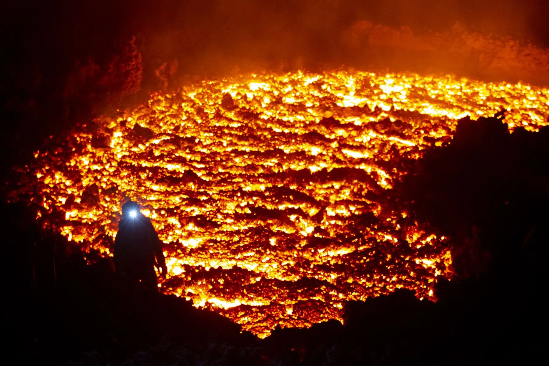 Una fotografía tomada el 16 de marzo de 2021 muestra a personas observando la erupción del volcán Klyuchevskoy en la península de Kamchatka, en el extremo oriental de Rusia. Foto: AFP