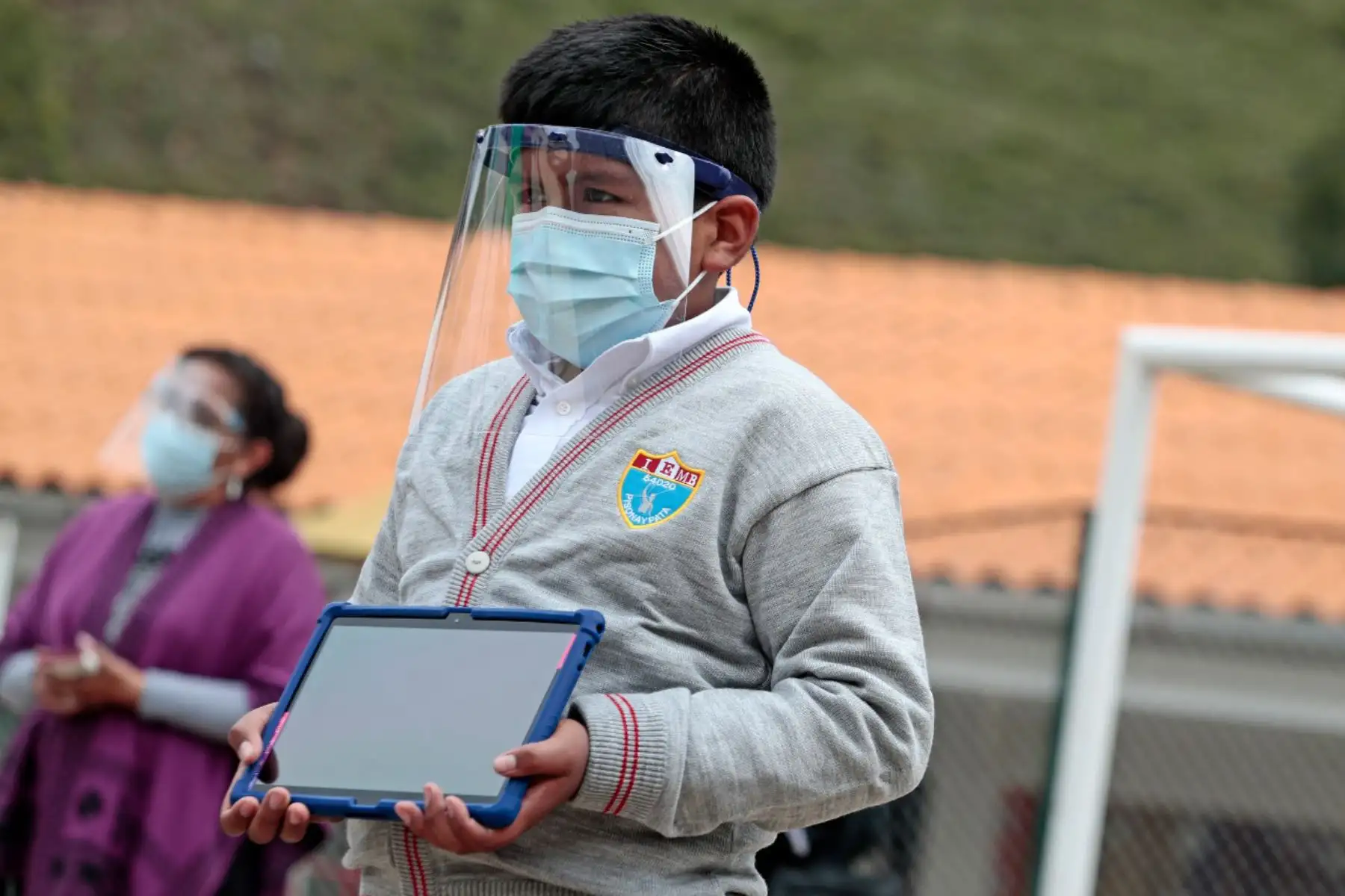 Presidente Francisco Sagasti supervisa la entrega de tabletas pedagógicas a los estudiantes y docentes del colegio Micaela Bastidas, en Curahuasi, Apurímac. Foto: ANDINA/Prensa Presidencia