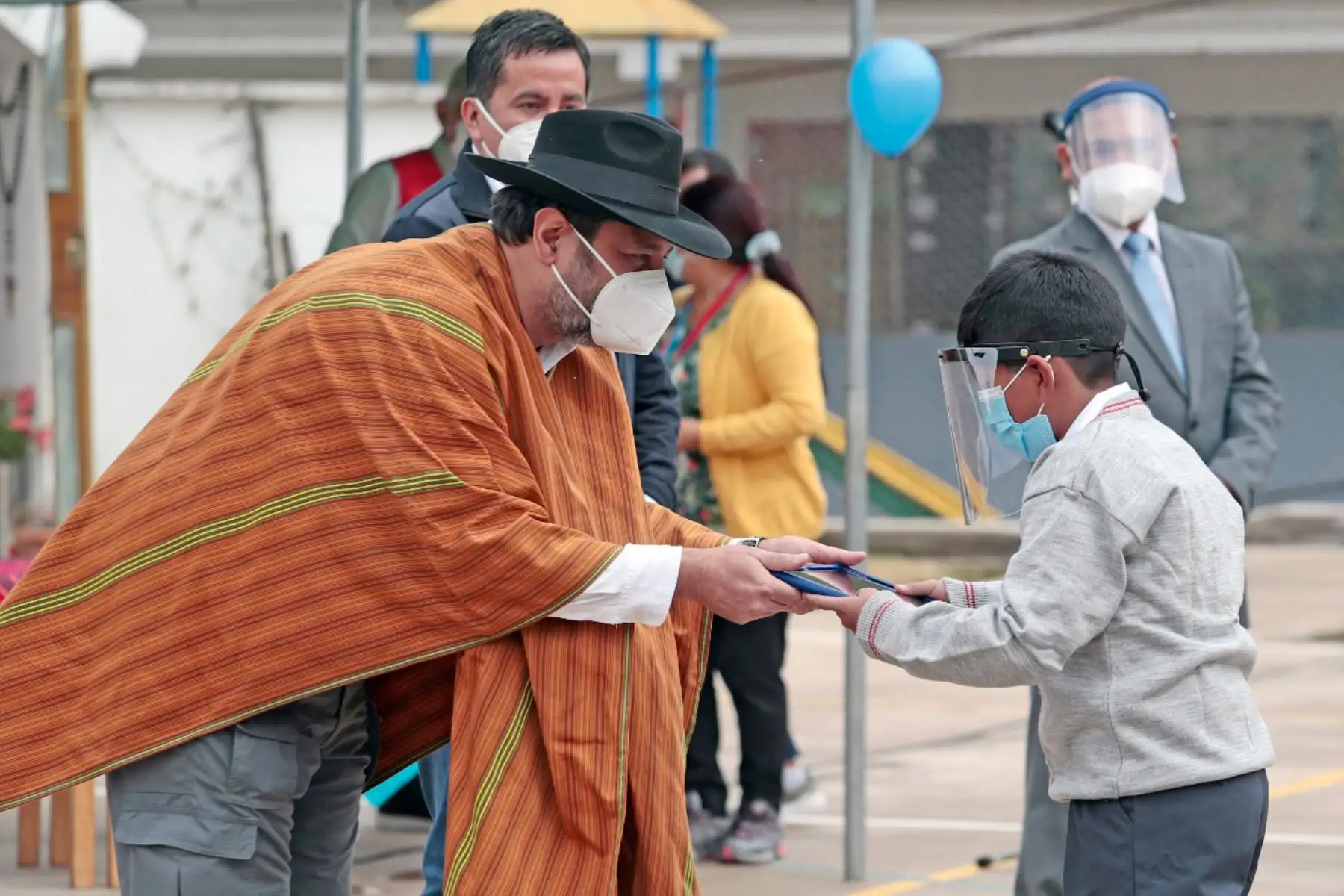 Presidente Francisco Sagasti supervisa la entrega de tabletas pedagógicas a los estudiantes y docentes del colegio Micaela Bastidas, en Curahuasi, Apurímac. Foto: ANDINA/Prensa Presidencia