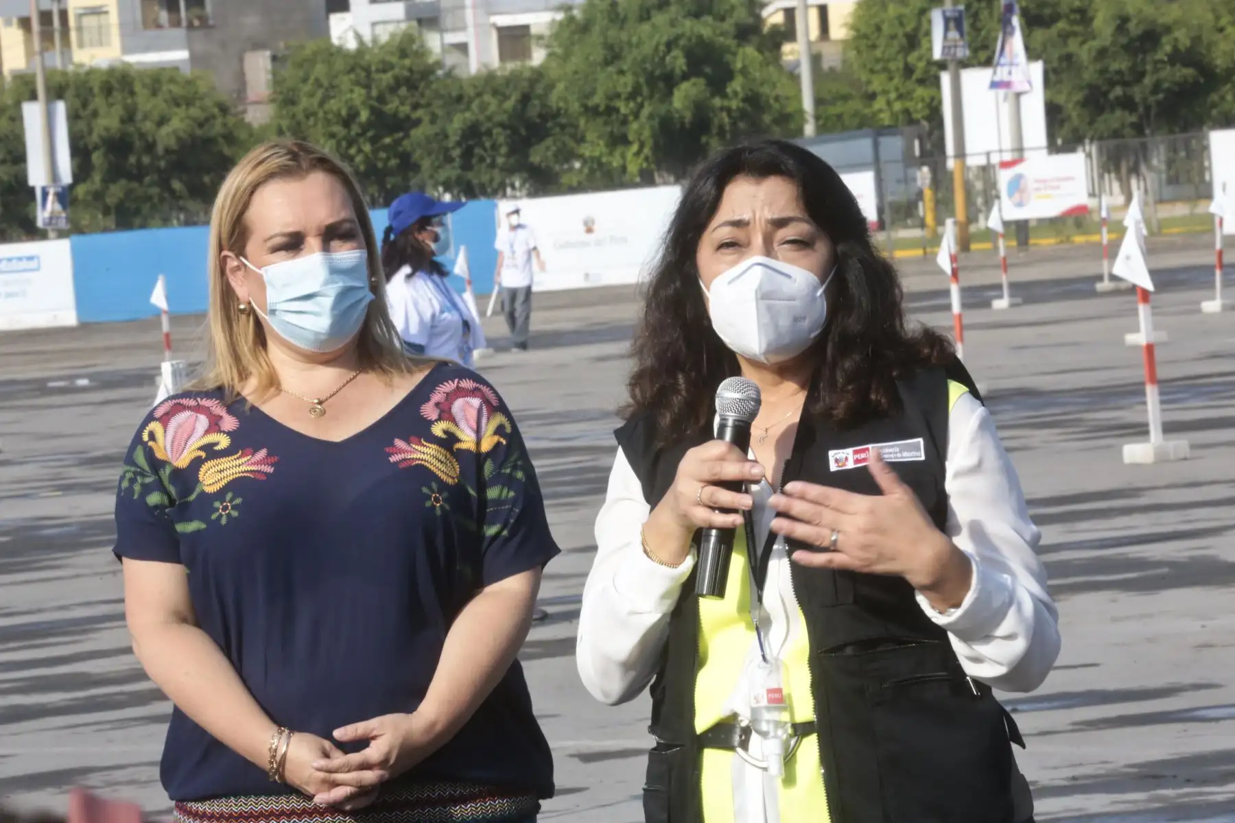 La presidenta del Consejo de Ministros, Violeta Bermúdez, junto con la presidenta de EsSalud, Fiorella Molinelli, supervisan el funcionamiento del autovacunatorio en el estadio Monumental, donde se realizarán las jornadas de vacunación contra la covid-19 dirigidas a los adultos mayores. Foto: ANDINA/PCM
