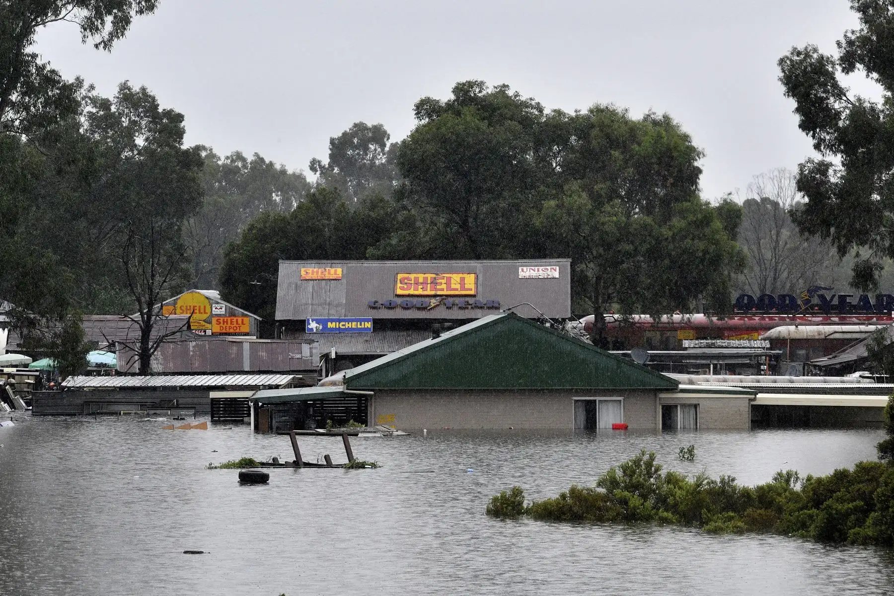 Los miembros del Servicio de Emergencia del Estado y la policía transportan suministros médicos y artículos de socorro para los residentes afectados por las inundaciones durante las operaciones de rescate en Windsor, en el noroeste de Sydney. Foto: AFP