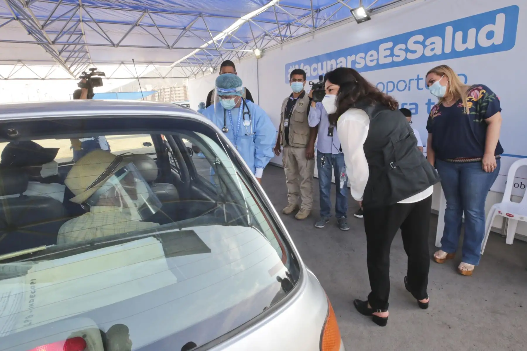 La presidenta del Consejo de Ministros, Violeta Bermúdez, junto con la presidenta de EsSalud, Fiorella Molinelli, supervisan el funcionamiento del autovacunatorio en el estadio Monumental, donde se realizarán las jornadas de vacunación contra la covid-19 dirigidas a los adultos mayores. Foto: ANDINA/PCM