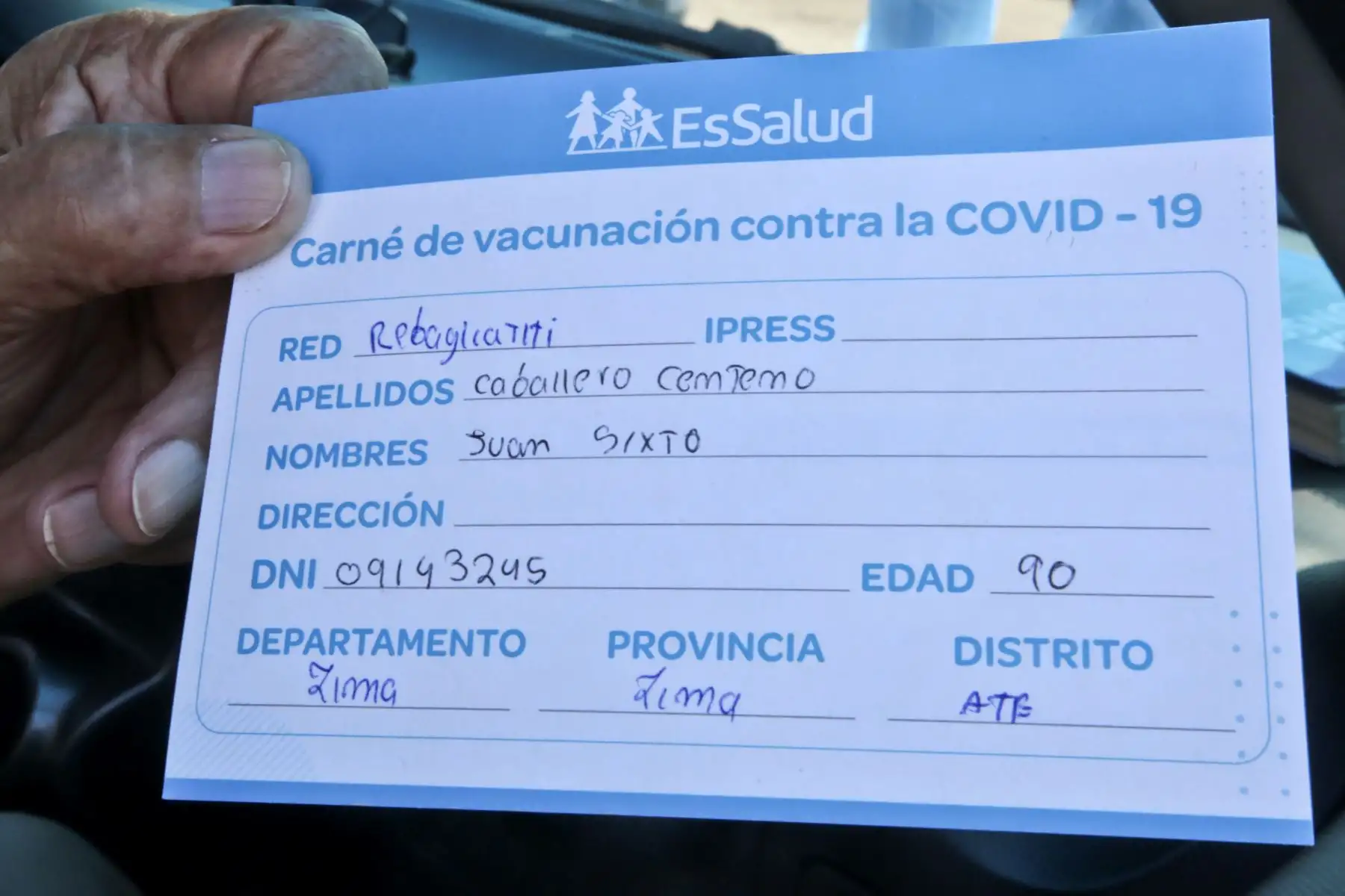 La presidenta del Consejo de Ministros, Violeta Bermúdez, junto con la presidenta de EsSalud, Fiorella Molinelli, supervisan el funcionamiento del autovacunatorio en el estadio Monumental, donde se realizarán las jornadas de vacunación contra la covid-19 dirigidas a los adultos mayores. Foto: ANDINA/PCM