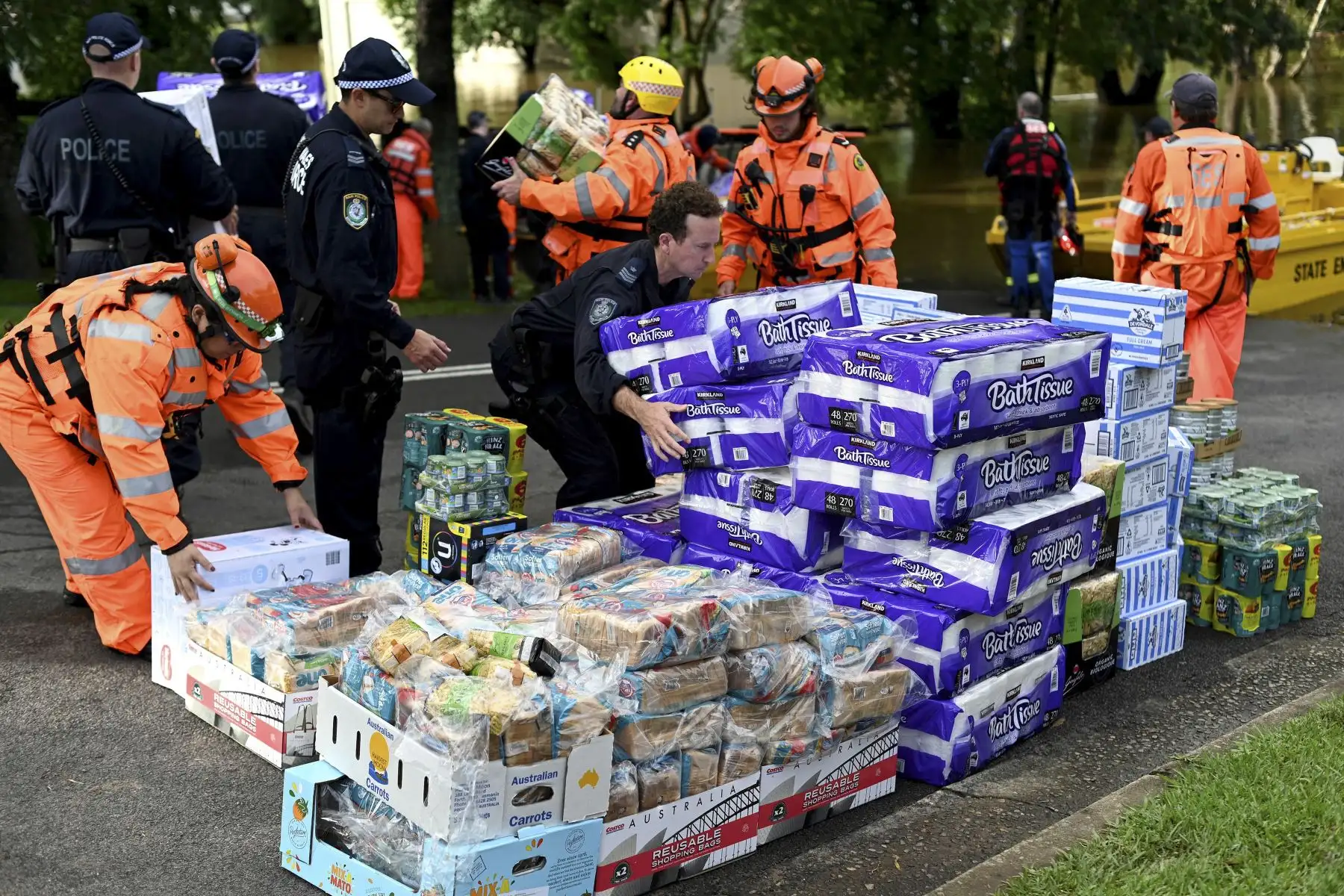 Los miembros del Servicio de Emergencia del Estado preparan suministros médicos y artículos de socorro para llevar a los residentes afectados por las inundaciones en el noroeste de Sydney. Foto: AFP