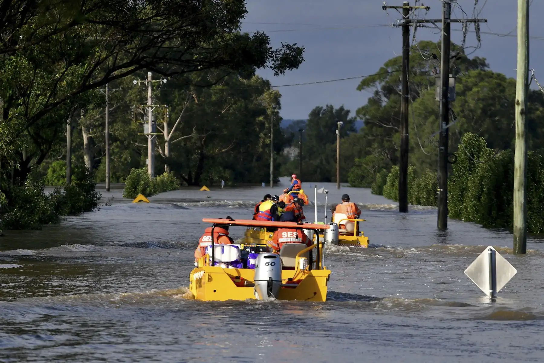 Los miembros del Servicio de Emergencia del Estado transportan suministros médicos y artículos de socorro a los residentes afectados por las inundaciones durante las operaciones de rescate en Windsor. Foto: AFP