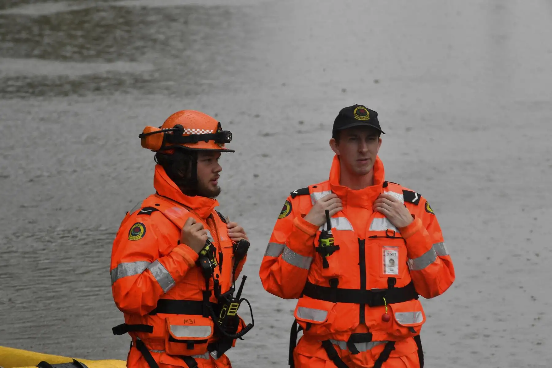 Los miembros del Servicio de Emergencia del Estado se preparan para una operación de rescate en un área residencial inundada en el suburbio de Windsor en el noroeste de Sydney. Foto: AFP