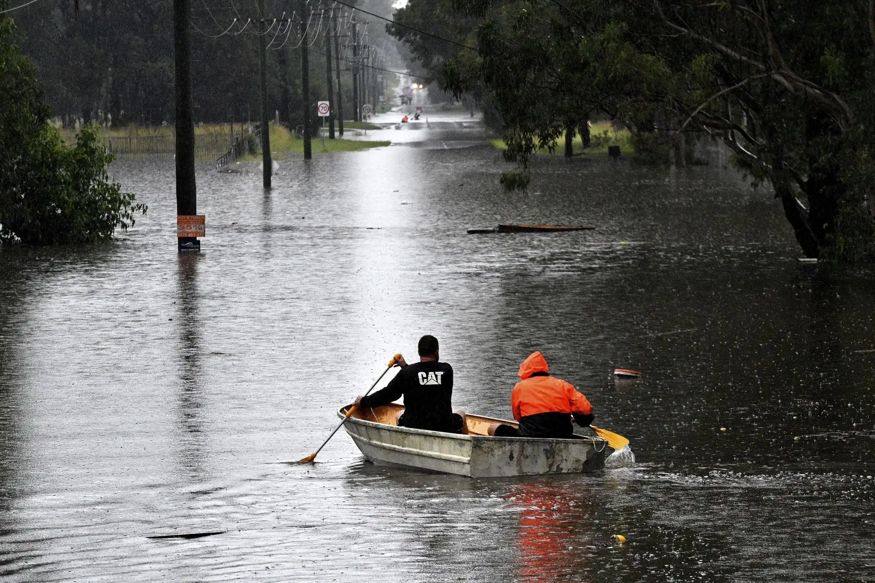 Los residentes viajan en un bote en una zona residencial inundada cerca de Windsor, el 22 de marzo de 2021, luego que lluvias torrenciales azotaron el este de Australia. Foto: AFP