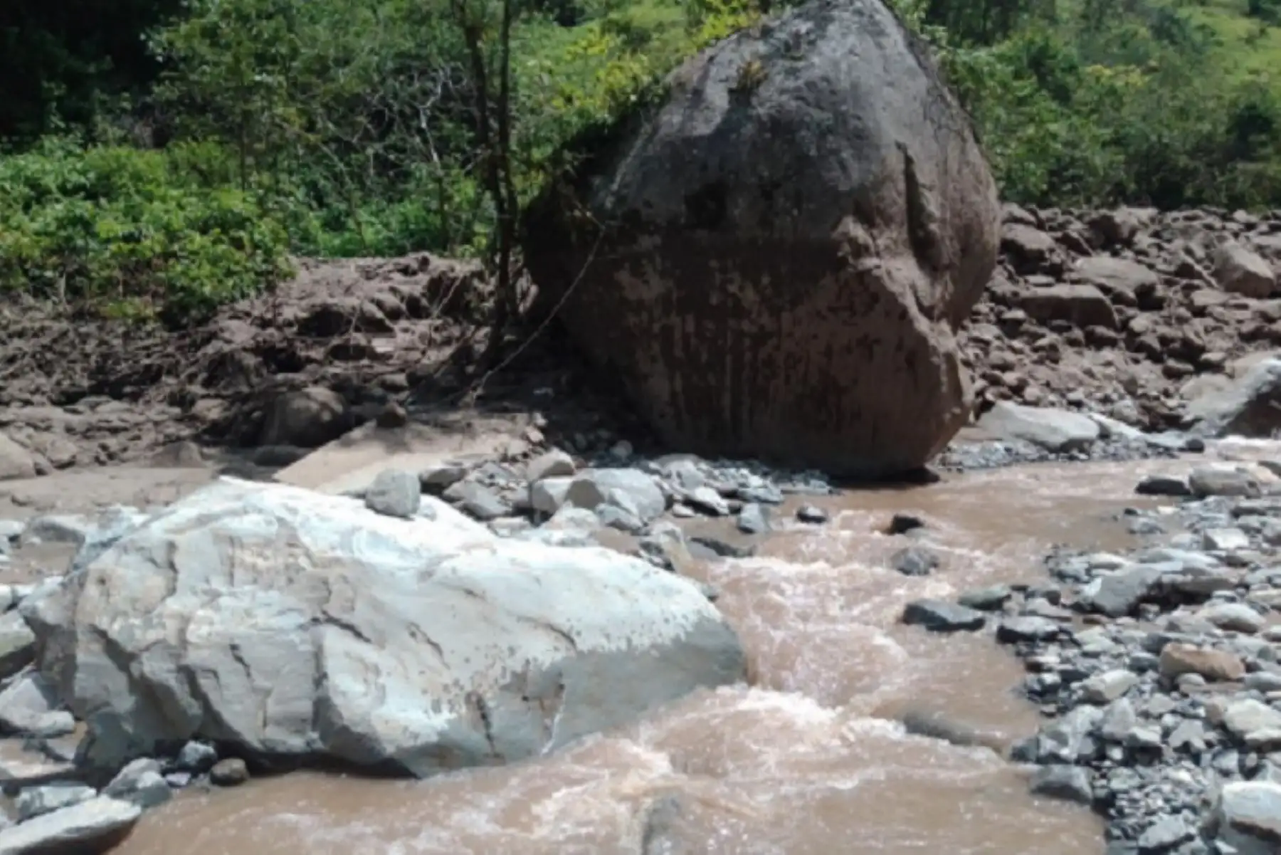 El  servicio de agua potable ha sido rehabilitado provisionalmente. No se reportan daños a la vida y la salud de las personas.