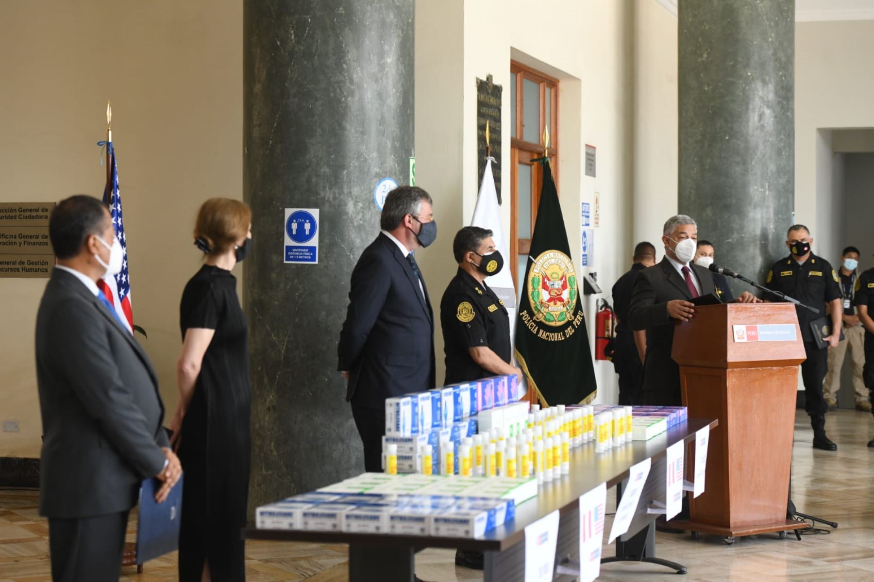 El ministro del Interior, José Elice, participa en la entrega de equipos donados por EE UU.