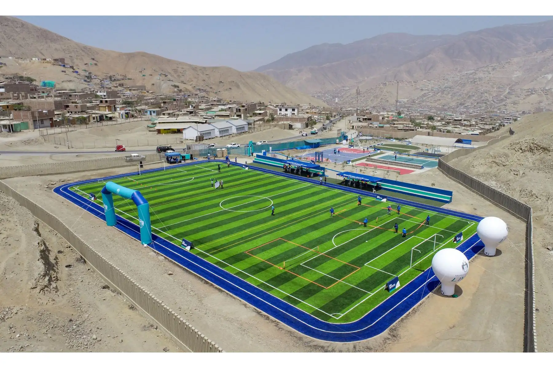 El alcalde Jorge Muñoz visitó Pachacámac para entregar a los vecinos el renovado parque deportivo Bello Horizonte, que ahora cuenta con un nuevo campo sintético y pista atlética. Foto: MML