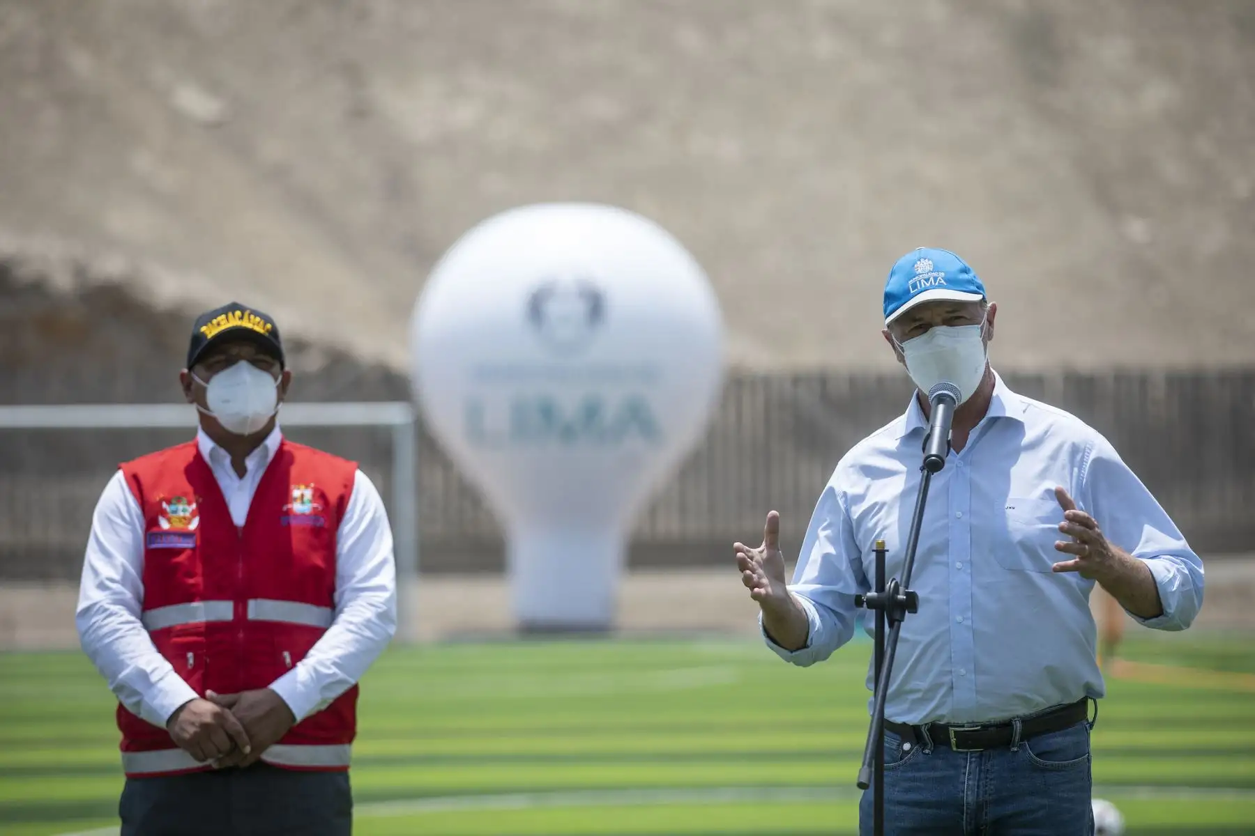 El alcalde Jorge Muñoz visitó Pachacámac para entregar a los vecinos el renovado parque deportivo Bello Horizonte, que ahora cuenta con un nuevo campo sintético y pista atlética. Foto: MML