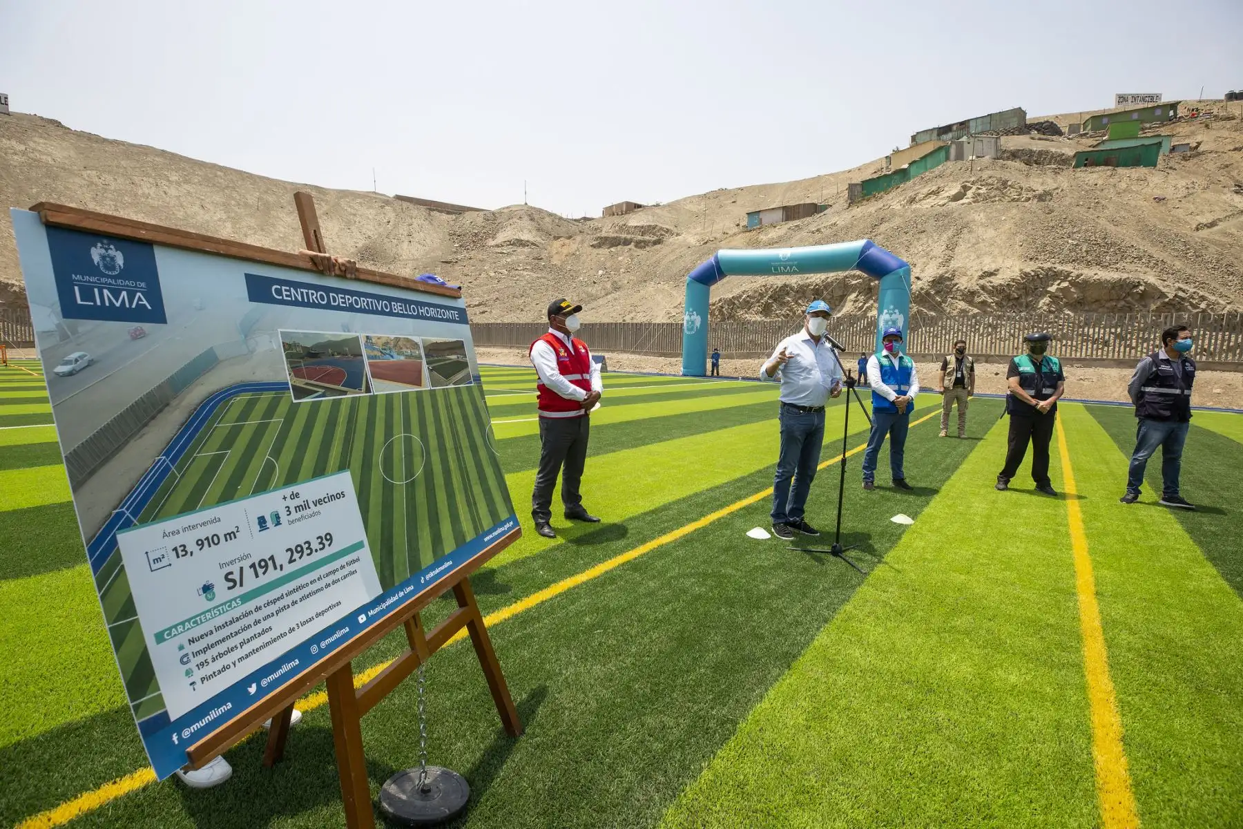 El alcalde Jorge Muñoz visitó Pachacámac para entregar a los vecinos el renovado parque deportivo Bello Horizonte, que ahora cuenta con un nuevo campo sintético y pista atlética. Foto: MML