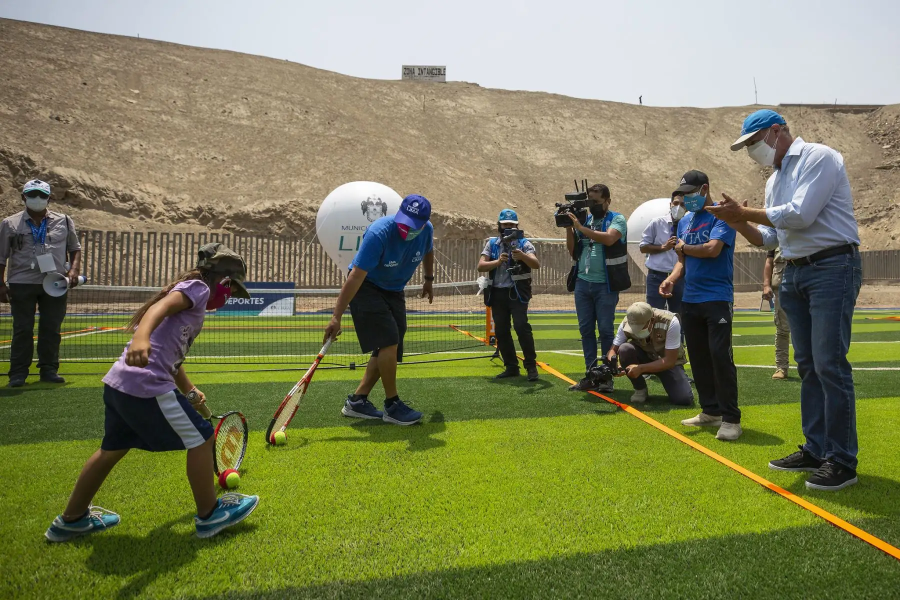 El alcalde Jorge Muñoz visitó Pachacámac para entregar a los vecinos el renovado parque deportivo Bello Horizonte, que ahora cuenta con un nuevo campo sintético y pista atlética. Foto: MML