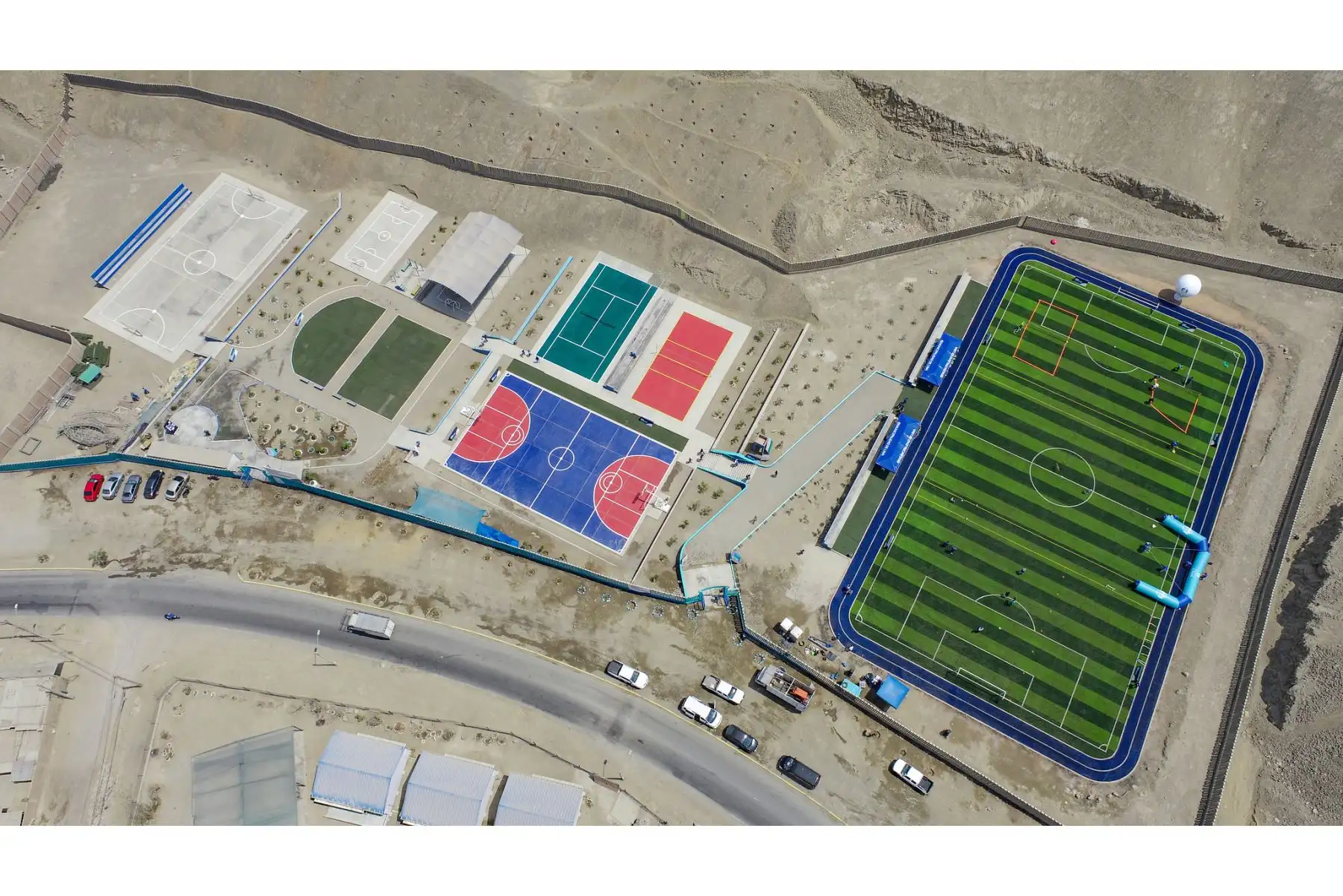 El alcalde Jorge Muñoz visitó Pachacámac para entregar a los vecinos el renovado parque deportivo Bello Horizonte, que ahora cuenta con un nuevo campo sintético y pista atlética. Foto: MML