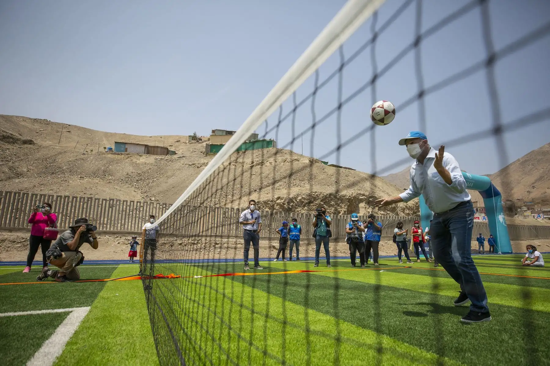 El alcalde Jorge Muñoz visitó Pachacámac para entregar a los vecinos el renovado parque deportivo Bello Horizonte, que ahora cuenta con un nuevo campo sintético y pista atlética. Foto: MML