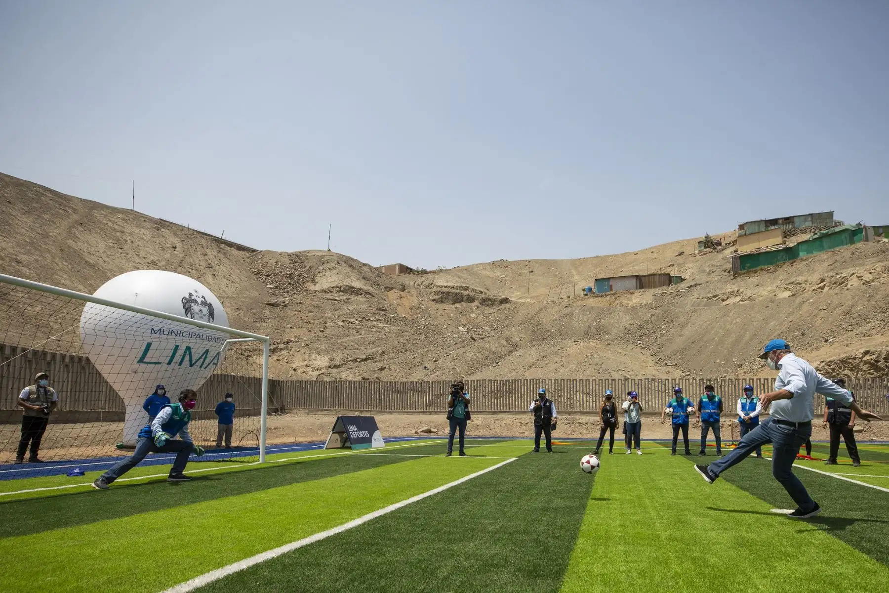 El alcalde Jorge Muñoz visitó Pachacámac para entregar a los vecinos el renovado parque deportivo Bello Horizonte, que ahora cuenta con un nuevo campo sintético y pista atlética. Foto: MML