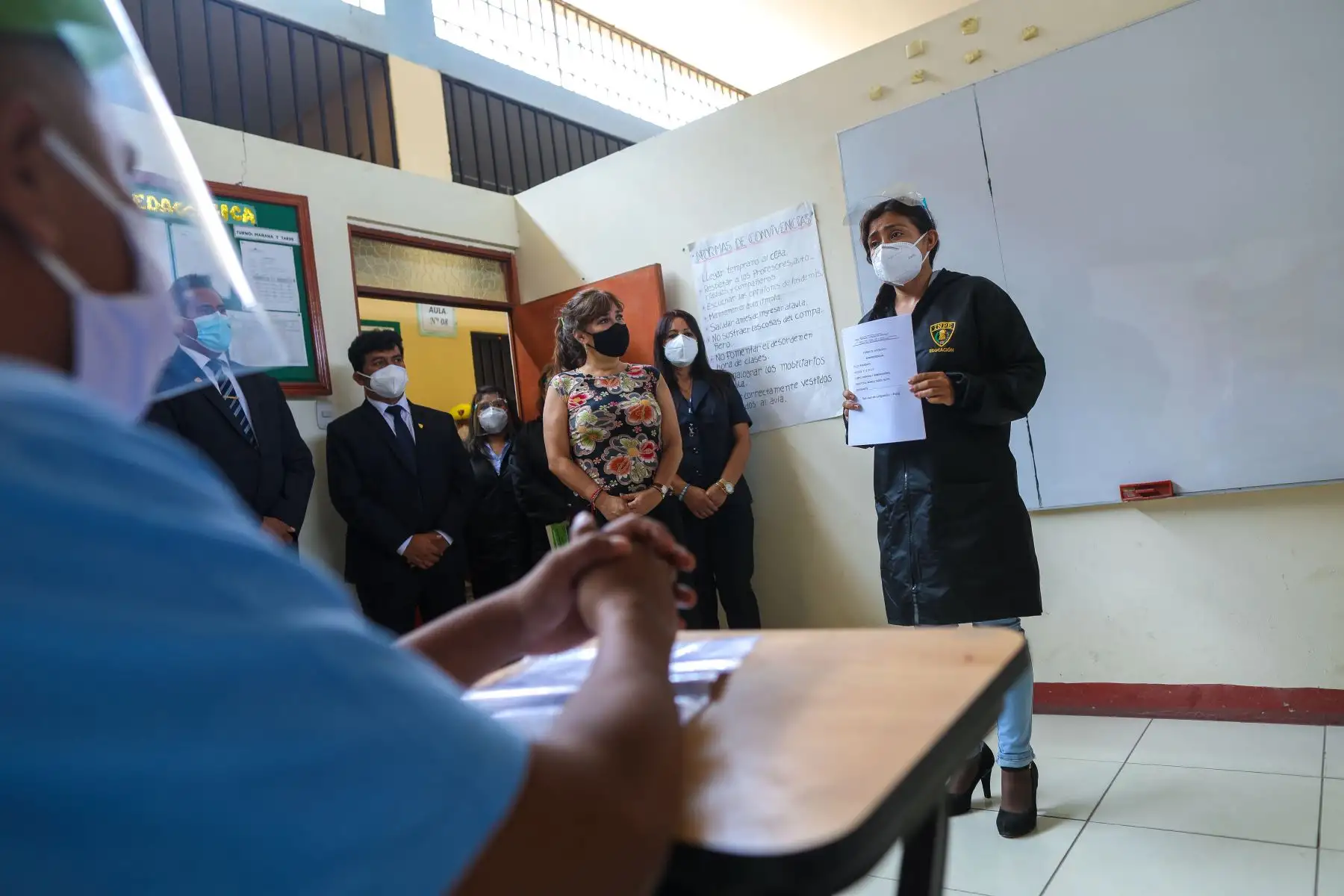 Con una ceremonia simbólica realizada en el Establecimiento Penitenciario de Lurigancho, el ministro de Justicia y Derechos Humanos, Eduardo Vega Luna y la presidenta del INPE, Susana Silva Hasembank inauguraron el año escolar 2021, en el contexto actual de una educación a distancia o no presencial, debido a la pandemia de la covid-19. Foto: INPE